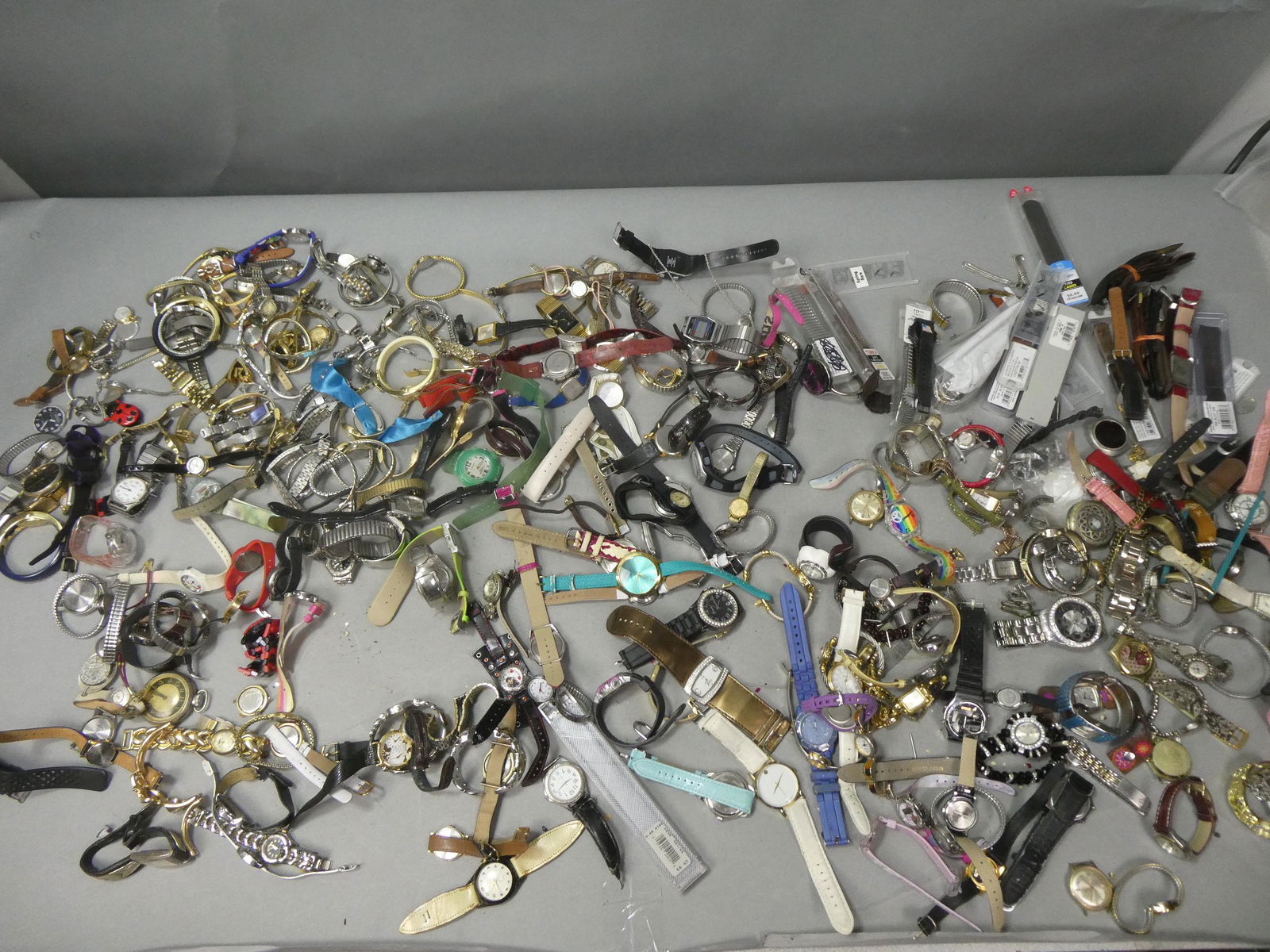 Large Lot Assorted Antique Vintage Watches Wristwatches (1 of 18)