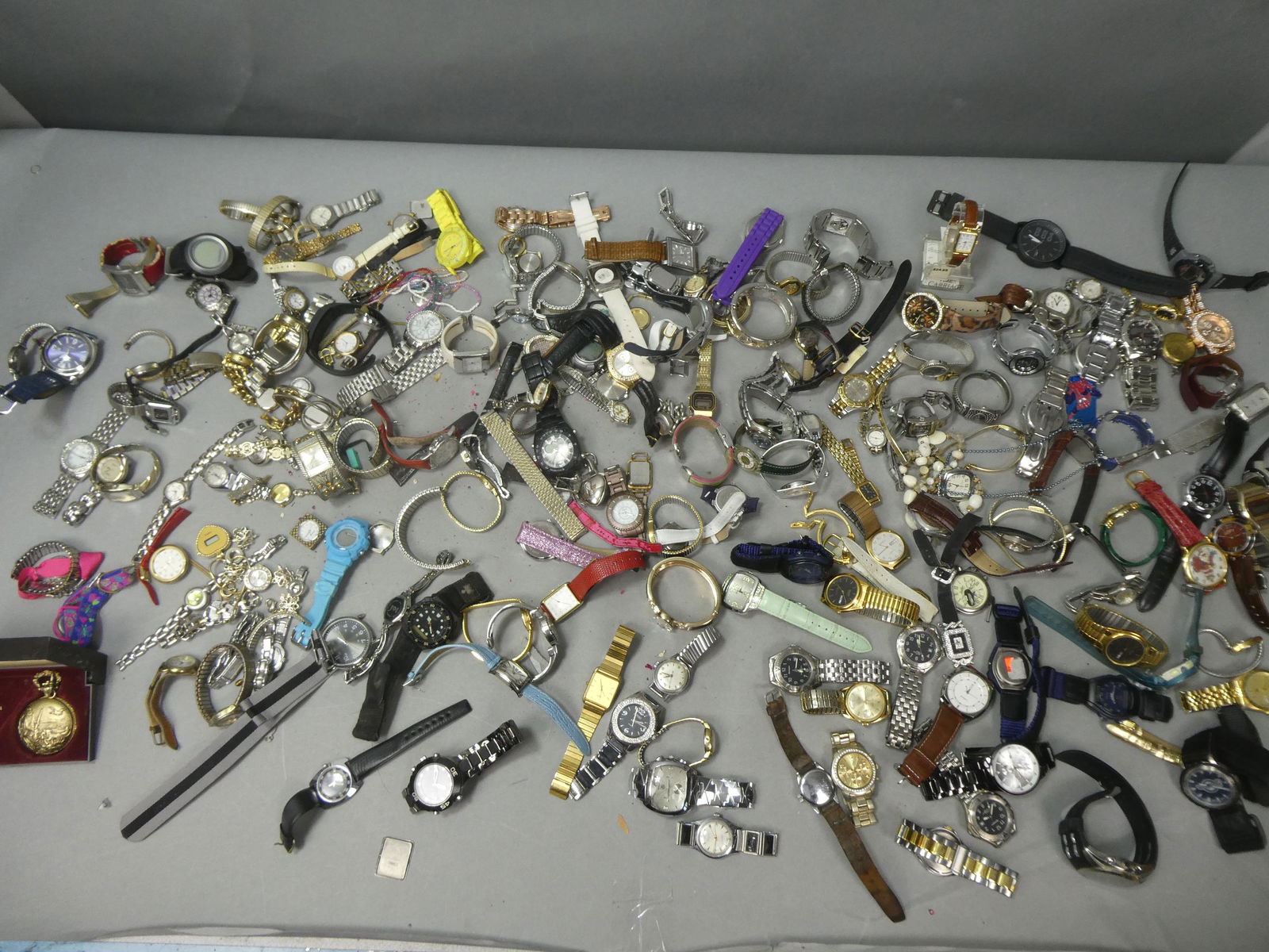 Large Lot Assorted Antique Vintage Watches Wristwatches (1 of 19)