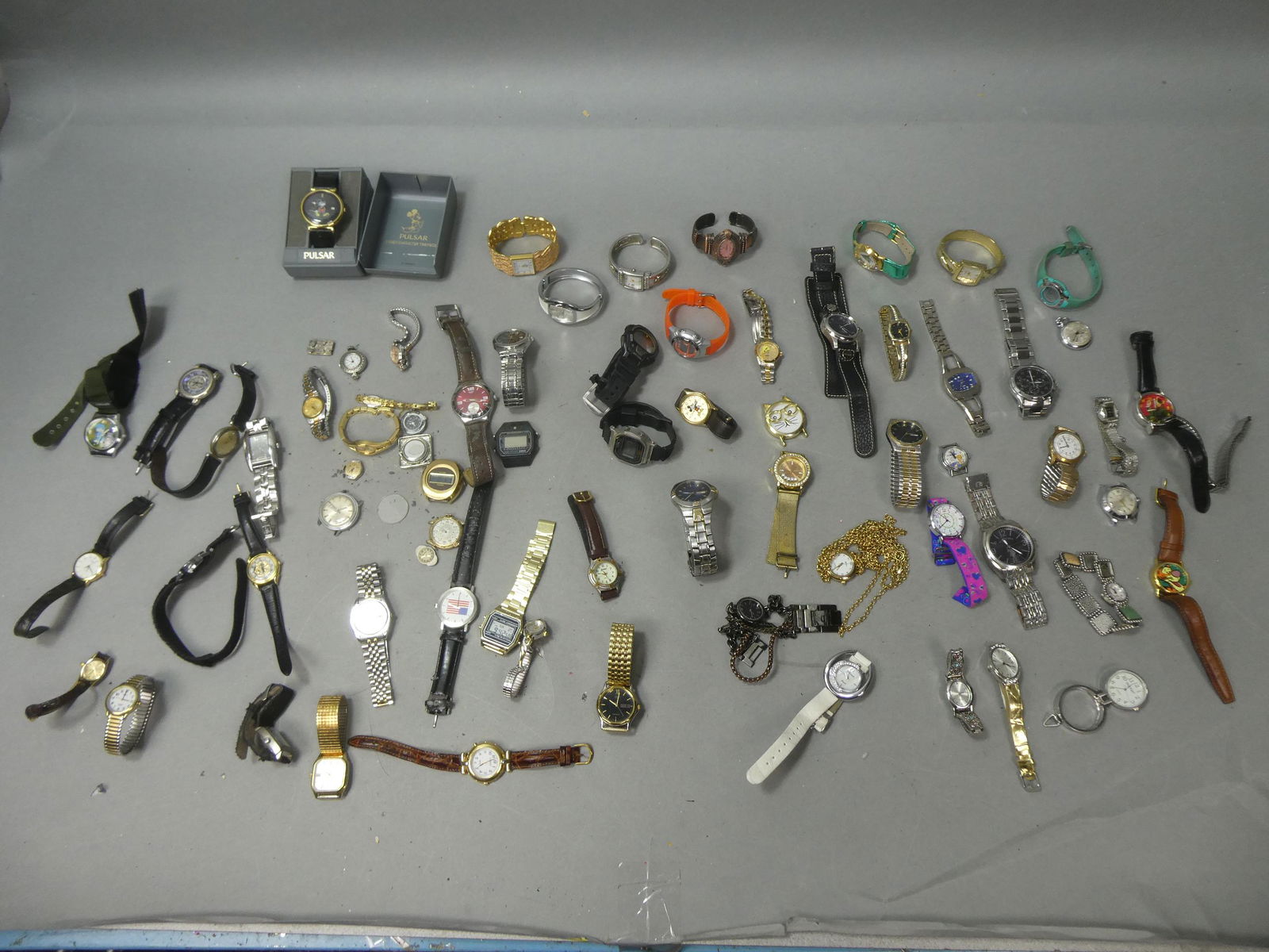 Large Lot Assorted Antique Vintage Watches Wristwatches (1 of 15)