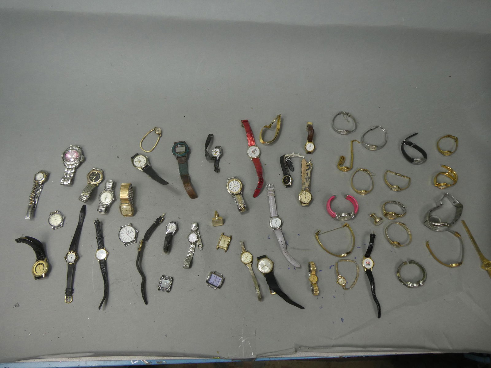 Large Lot Assorted Antique Vintage Watches Wristwatches (1 of 16)