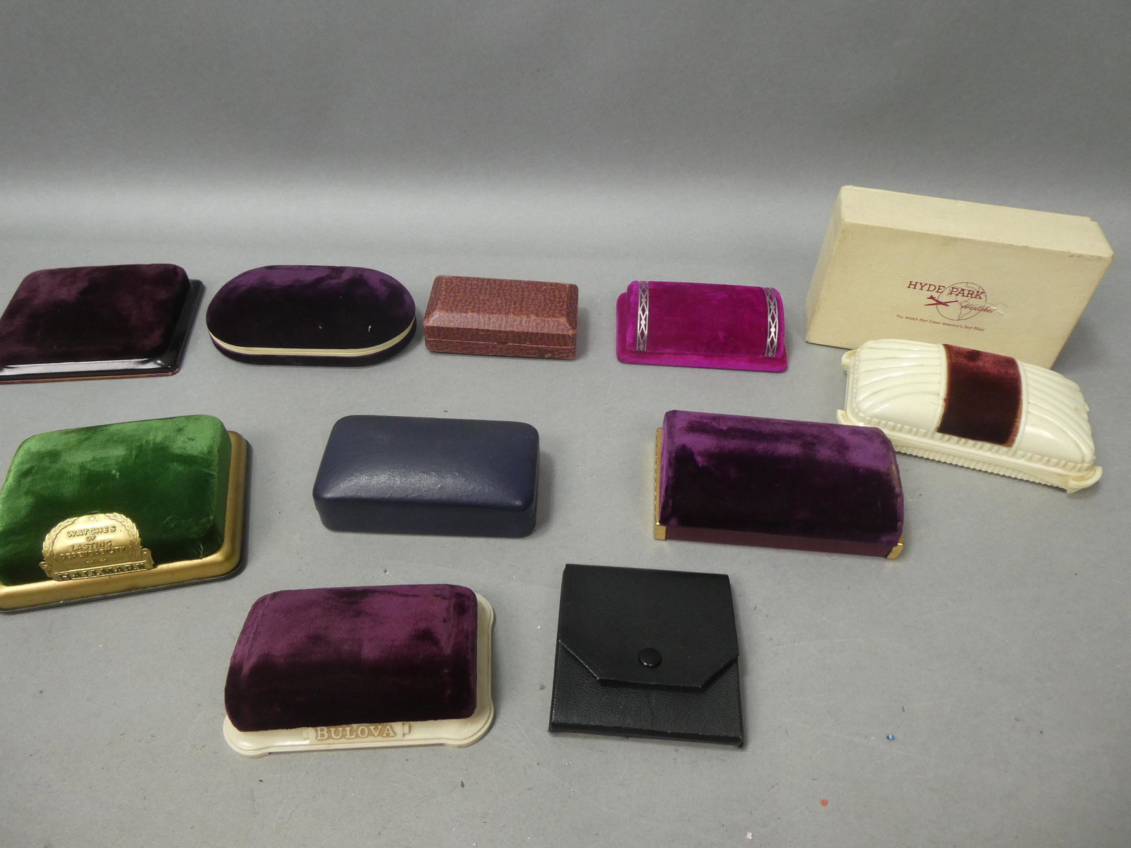Lot 10 Antique Watch Cases Bulova Westfield Benrus etc: Lot 10 Antique Watch Cases Bulova Westfield Benrus, Hyde Park, Hallmark and Gotham. Condition:Normal wear with age Shipping:We offer in-house shipping. Item(s) will be packed after invoice is paid and