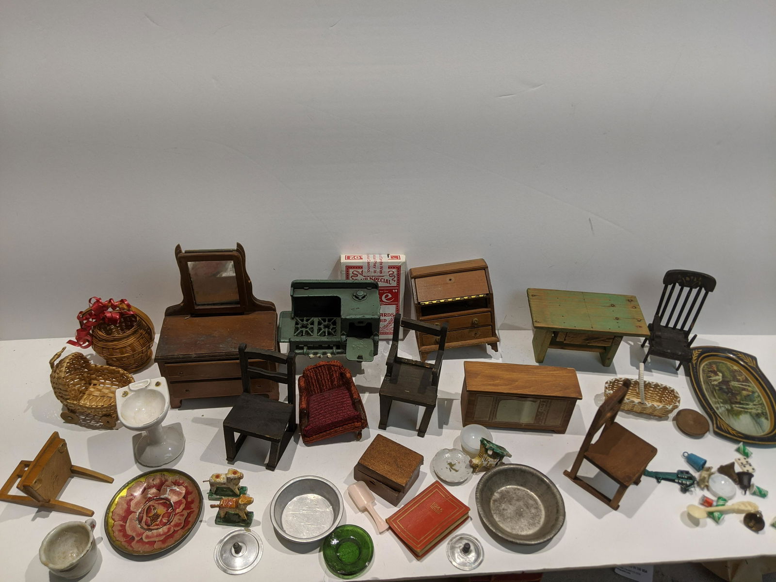 Huge Lot Assorted Miniature Dollhouse Items (1 of 11)