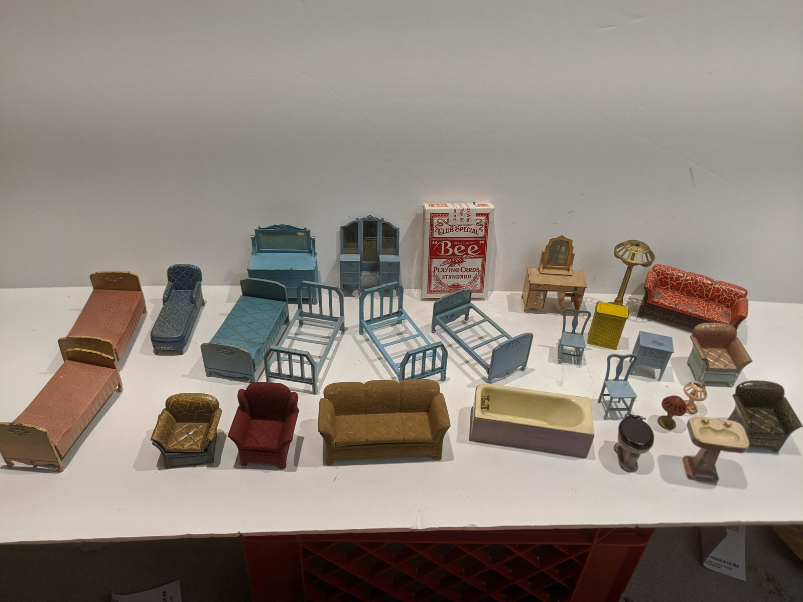 Lot 26 1930's Tootsietoy Metal Dollhouse Furniture: Lot 26 1930's Tootsietoy Metal Dollhouse Furniture. Condition:Normal wear with age and use Shipping:We offer in-house shipping. Item(s) will be packed after invoice is paid and shipping charge will be