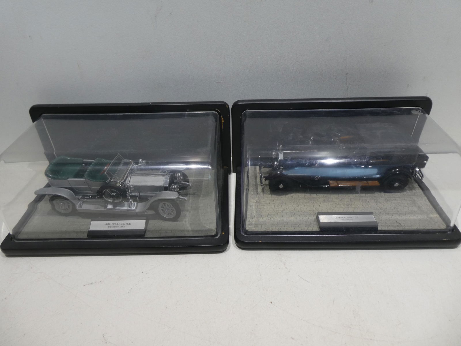 2 Franklin Mint 1/24 Die Cast Rolls Royce Cars in Cases (1 of 4)