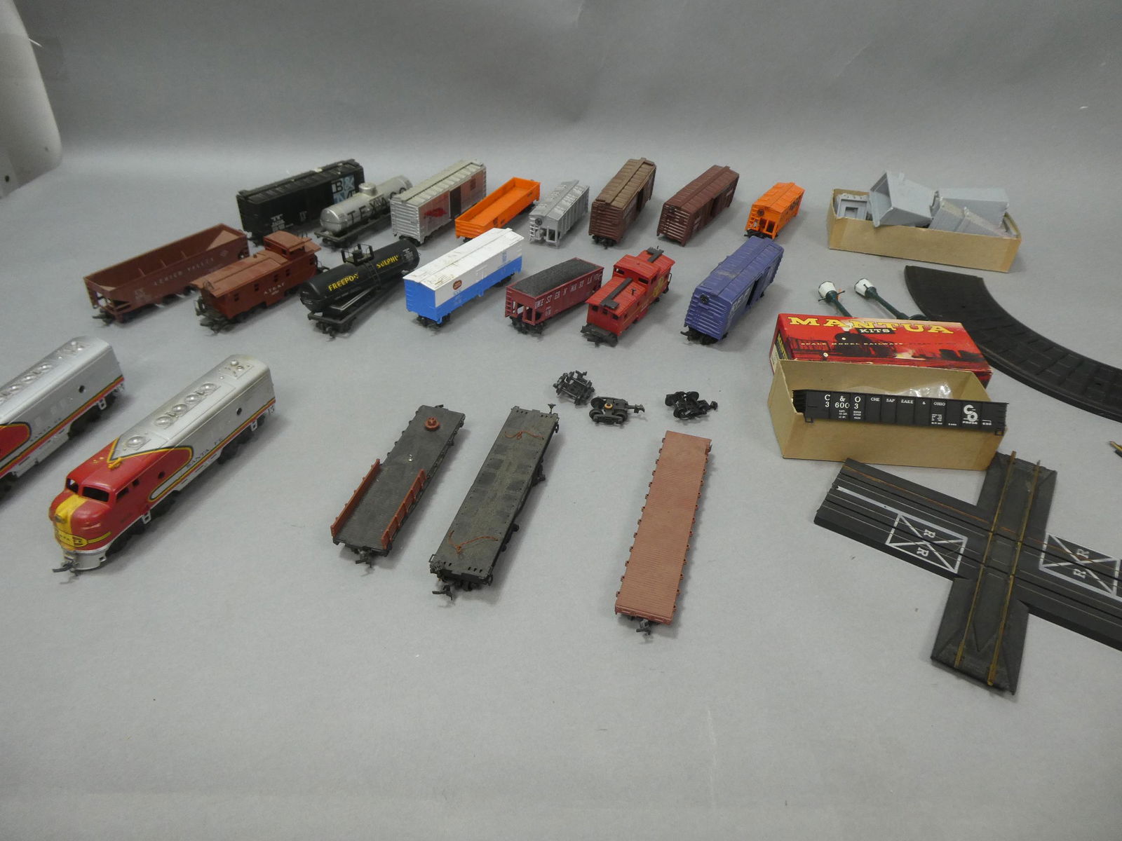 Large Lot HO Train Cars Tyco 4015 Engine etc (1 of 14)