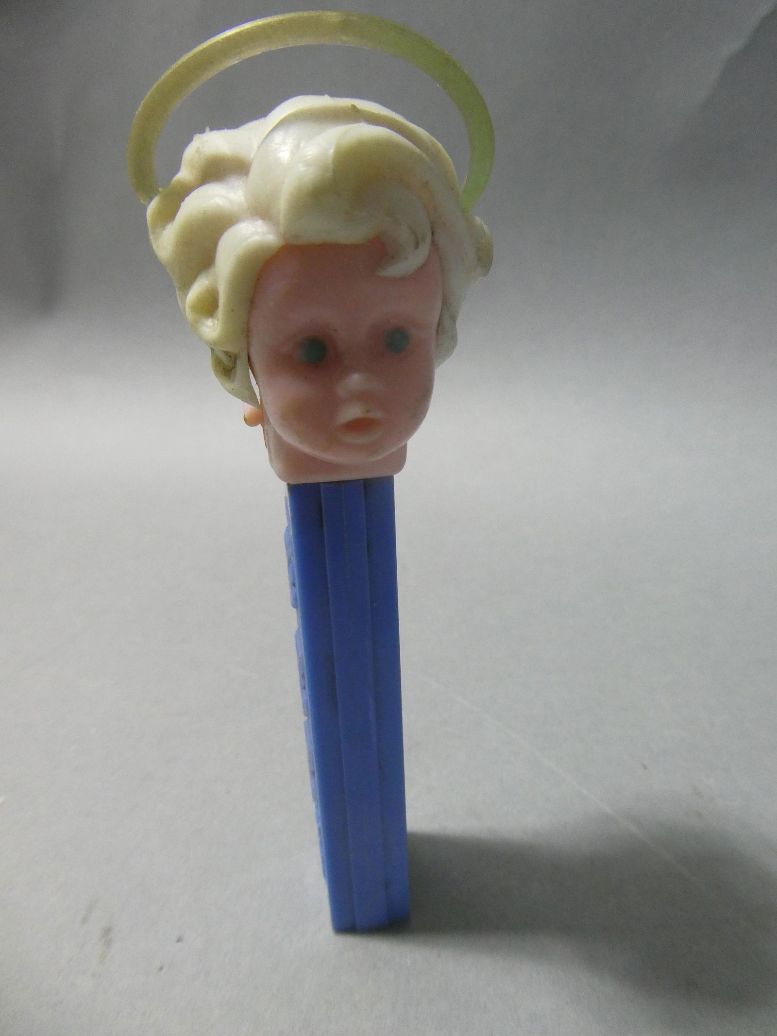 Vintage No Feet Pez Angel w/ Halo: Vintage No Feet Pez Angel w/ Halo. Condition:Needs a cleaning Shipping:We offer in-house shipping. Item(s) will be packed after invoice is paid and shipping charge will be invoiced seperatly. Buyers a