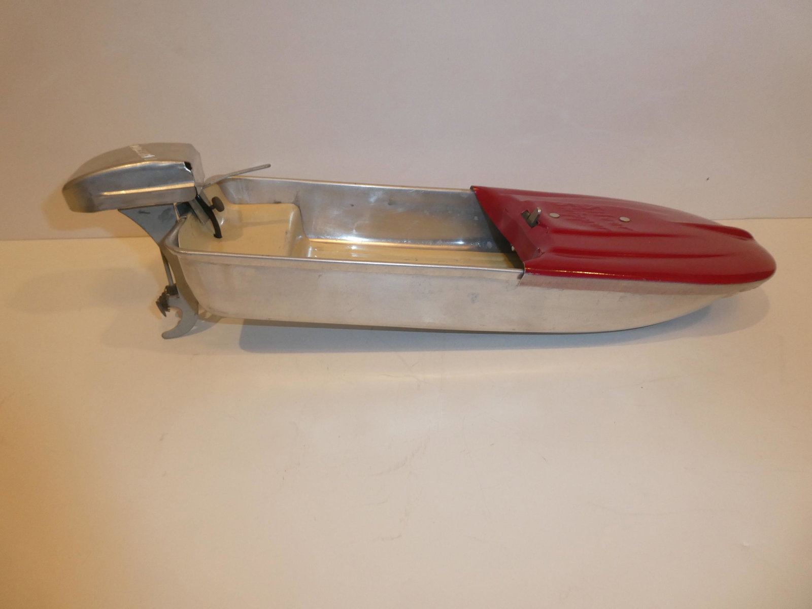 1950's Silver Skipper Evinrude Aluminum Boat: 1950's Silver Skipper Evinrude Aluminum Boat, Battery-op. Measurements in inches: 15 long Condition:Good with no problems Shipping:We offer in-house shipping. Item(s) will be packed after invoice is p