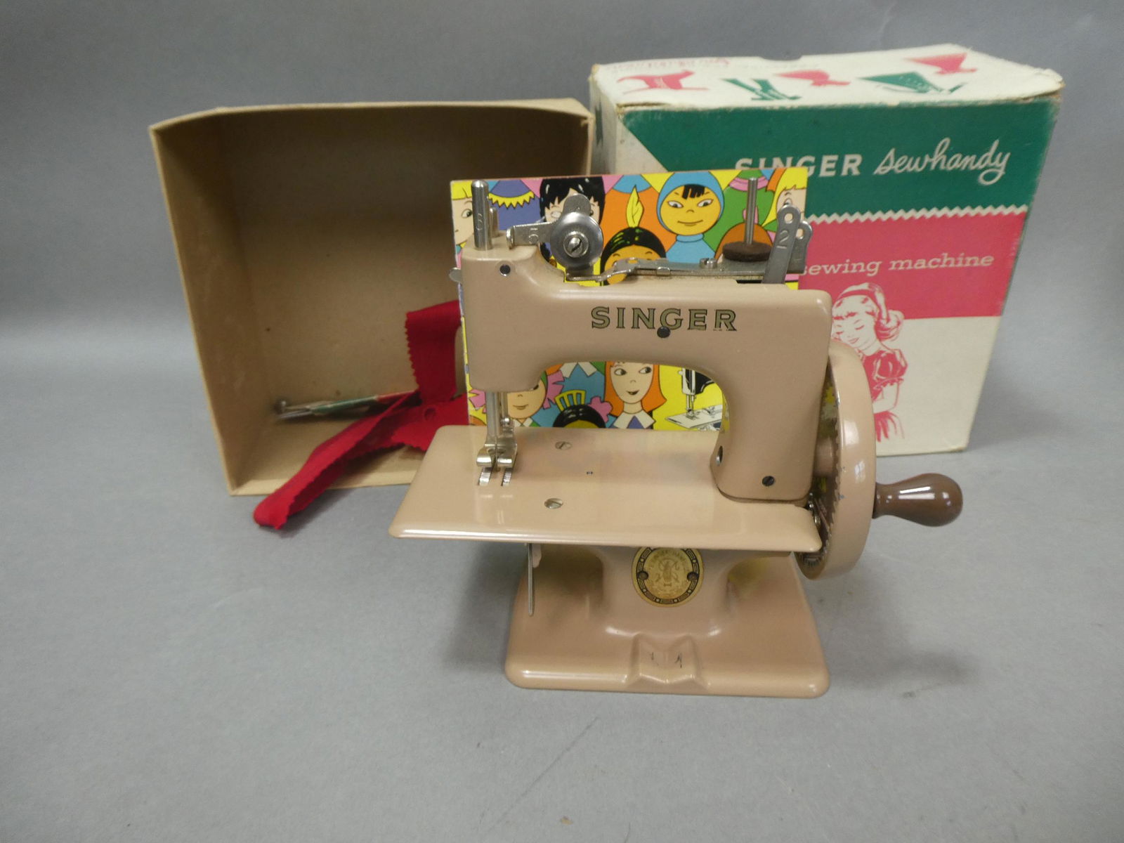 Singer Sewhandy 20 Beige Kids Sewing Machine in Box (1 of 5)
