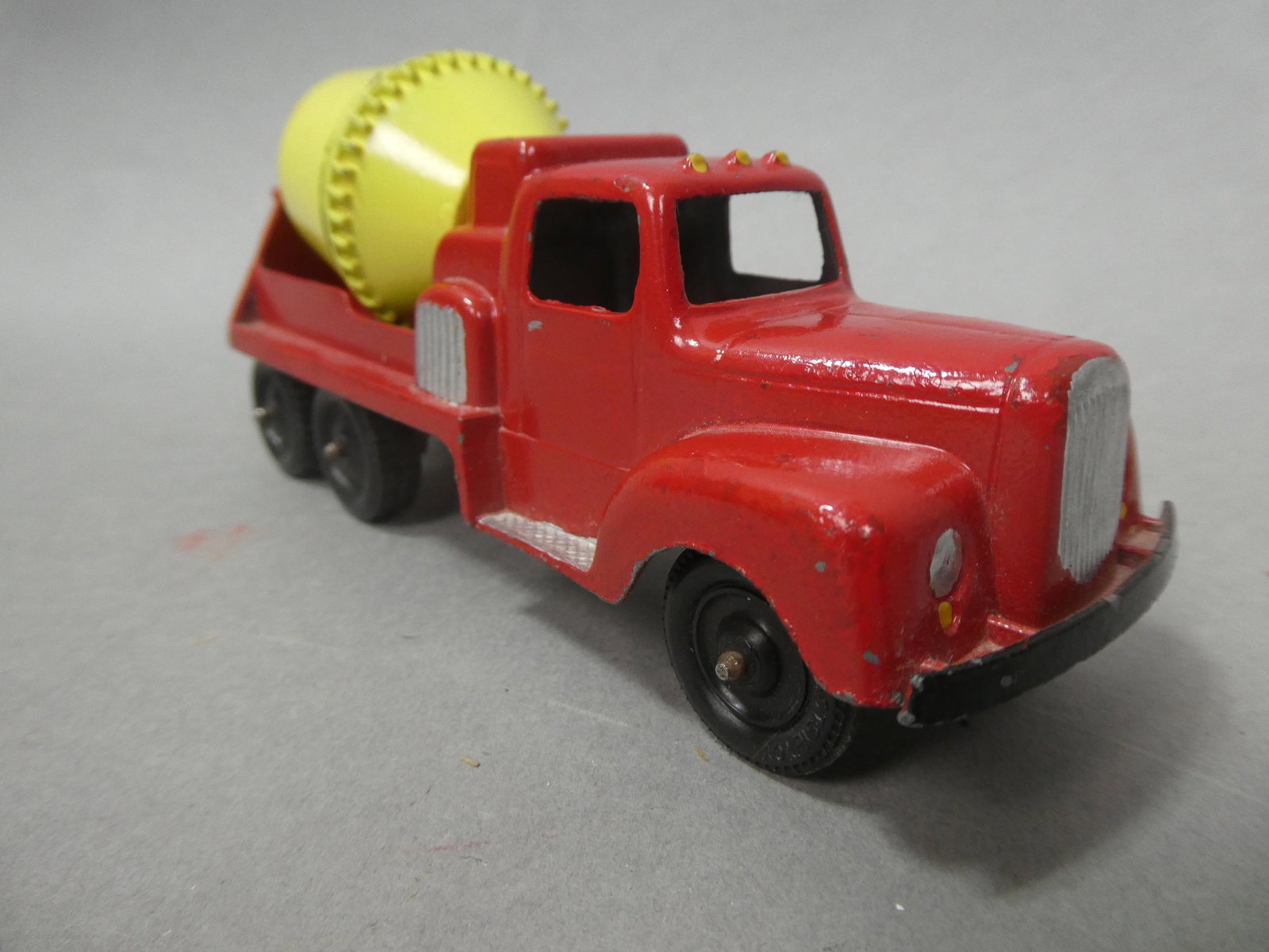Vintage Tootsietoy P-10290 Cement Truck: Vintage Tootsietoy P-10290 Cement Truck. Measurements in inches: 6 long Condition:Good with no problems Shipping:We offer in-house shipping. Item(s) will be packed after invoice is paid and shipping c