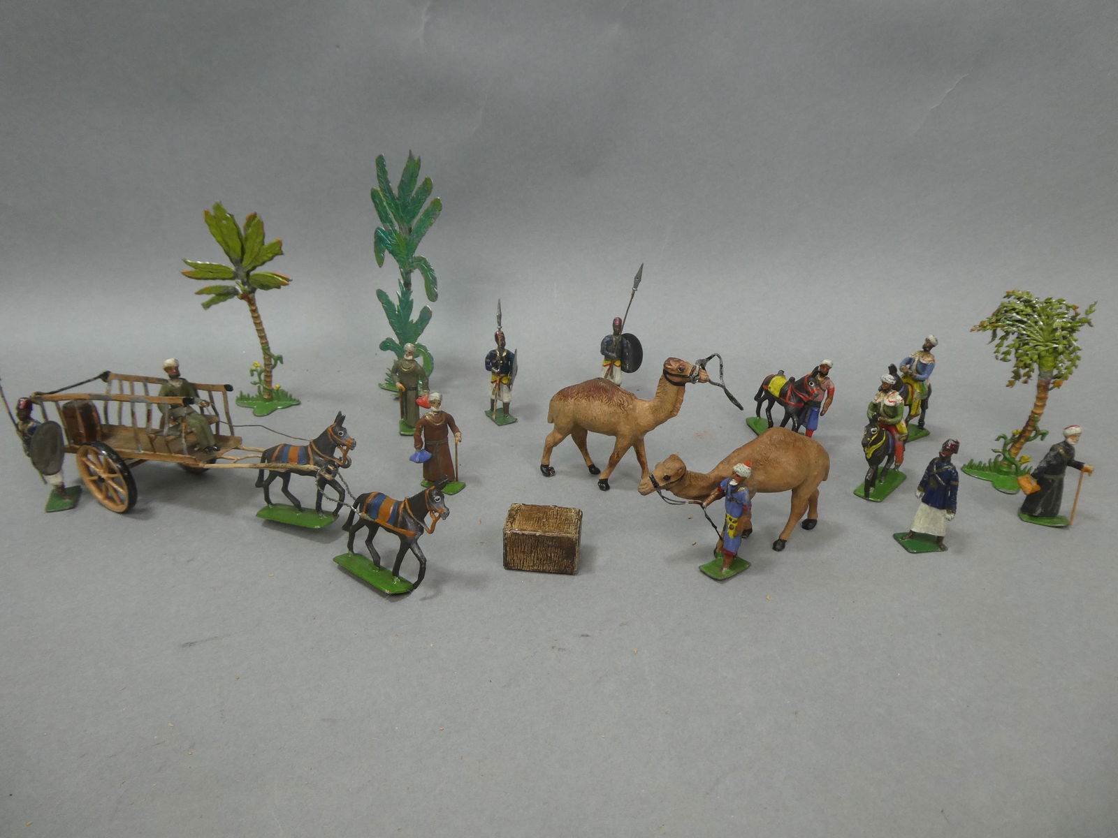 Lot 17 Vintage Lead Figures Arab Soldiers Desert Items (1 of 8)