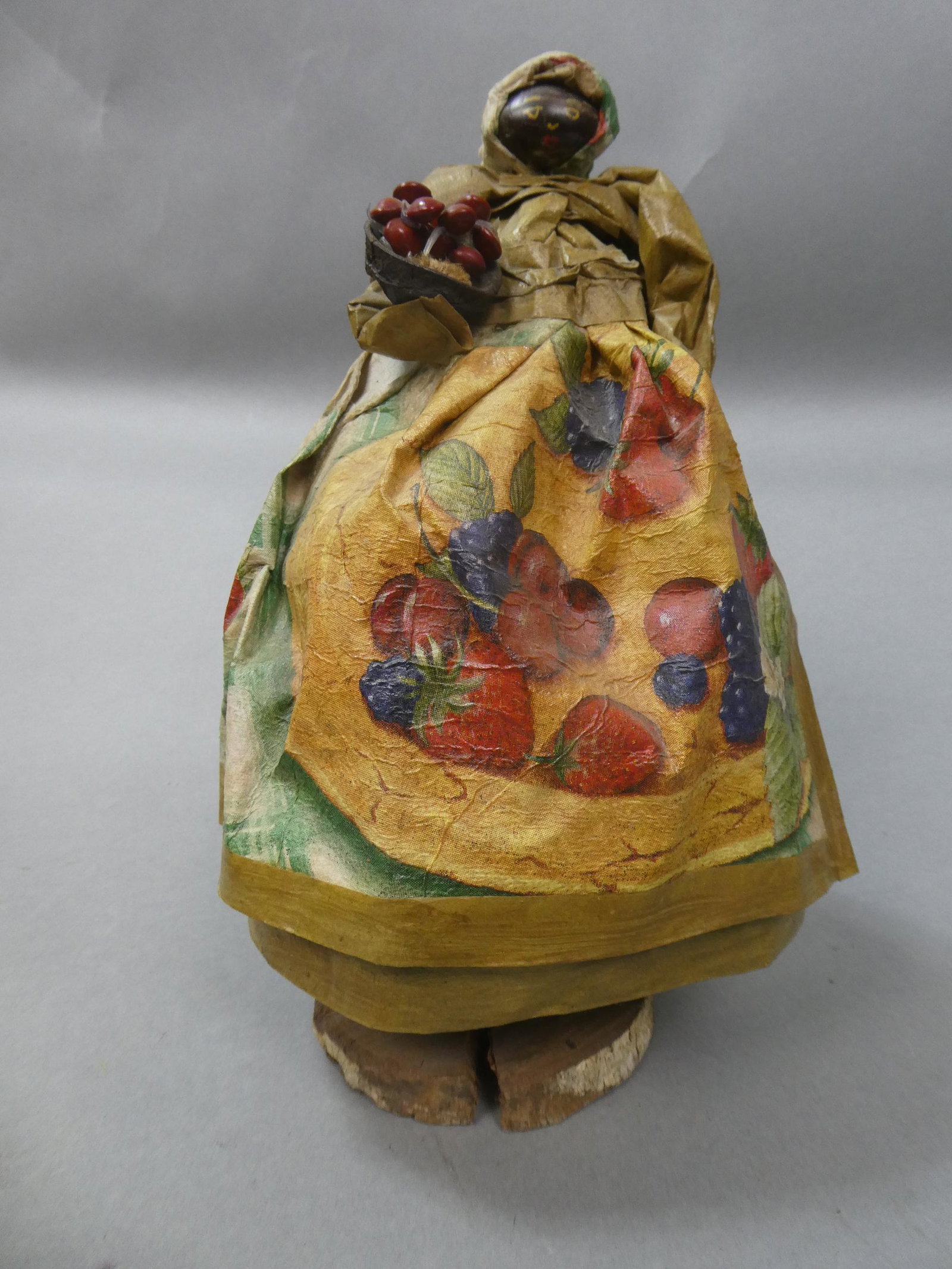 Vintage Paper Mache & Wood Black Woman Peddler: Vintage Paper Mache & Wood Black Woman Peddler. Measurements in inches: 11 high Condition:Normal wear with age Shipping:We offer in-house shipping. Item(s) will be packed after invoice is paid and shi