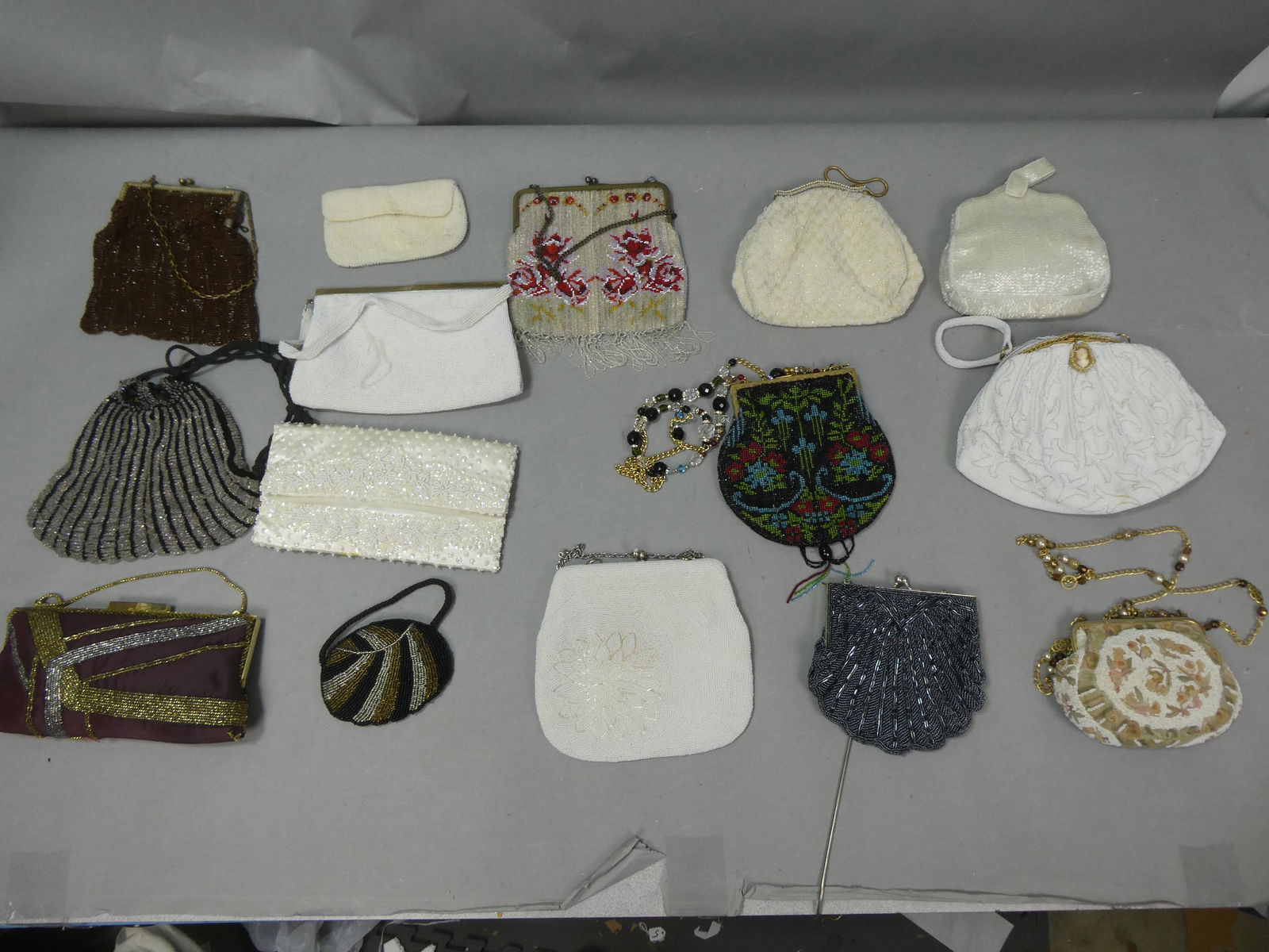 Lot 15 Assorted Vintage Beaded Woman's Purses (1 of 9)