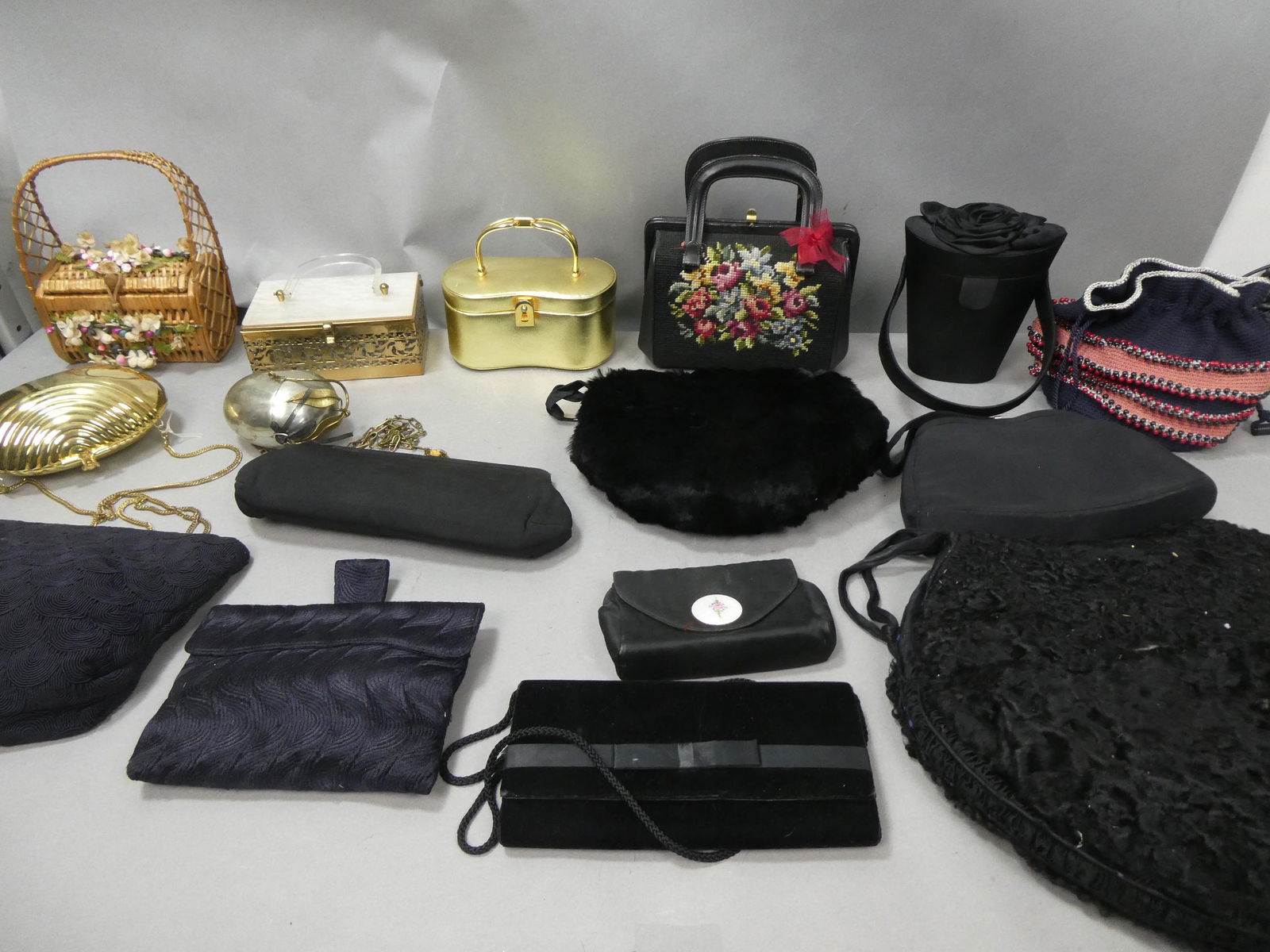 Lot 16 Assorted Vintage Woman's Purses (1 of 9)