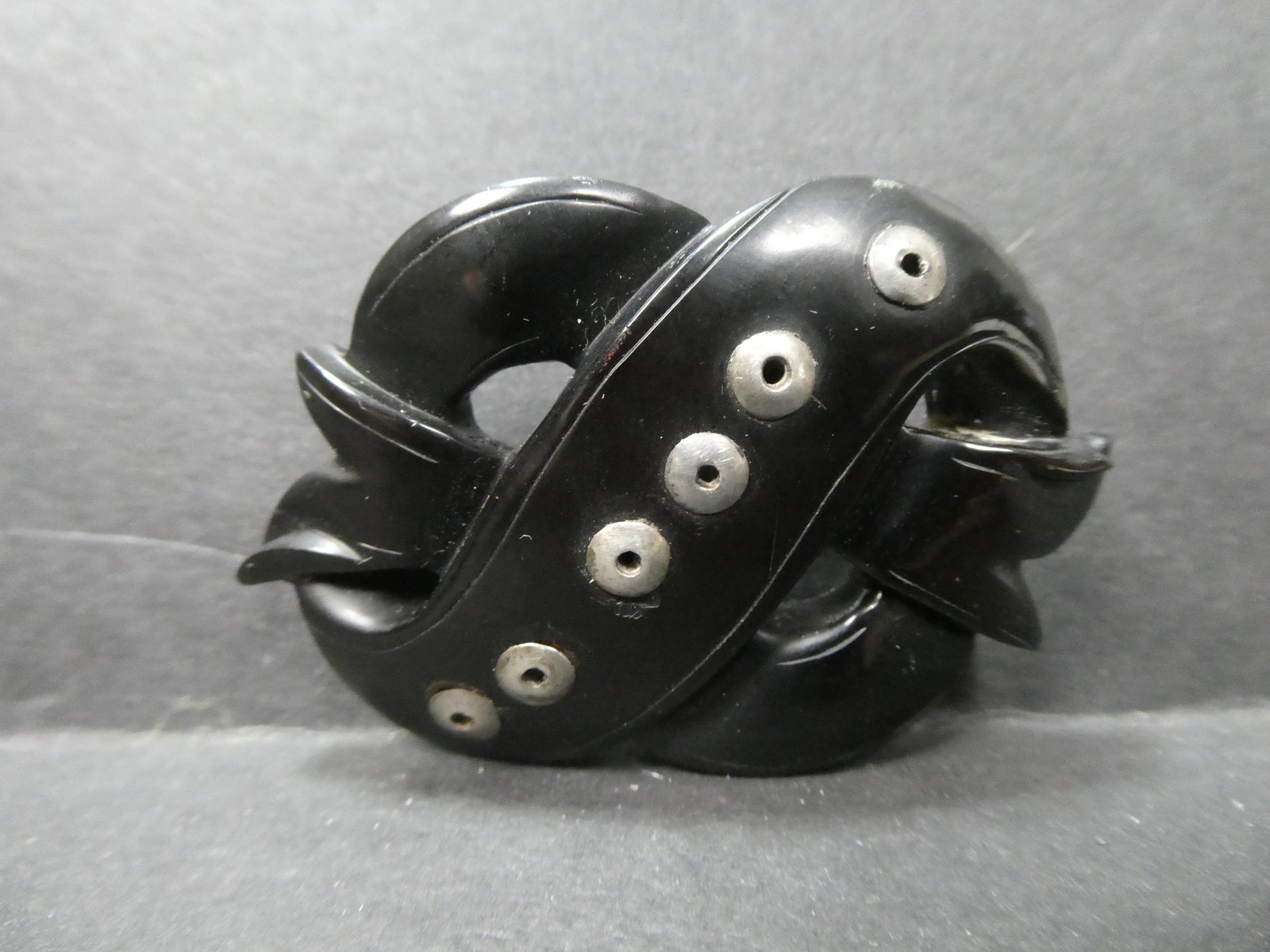 Art Deco Black Bakelite & Silver Ribbon Bow Pin Brooch: Art Deco Black Bakelite & Silver Ribbon Bow Pin Brooch. Measurements in inches: 2 x 1/2 Condition:Good with no problems Shipping:We offer in-house shipping. Item(s) will be packed after invoice is pai