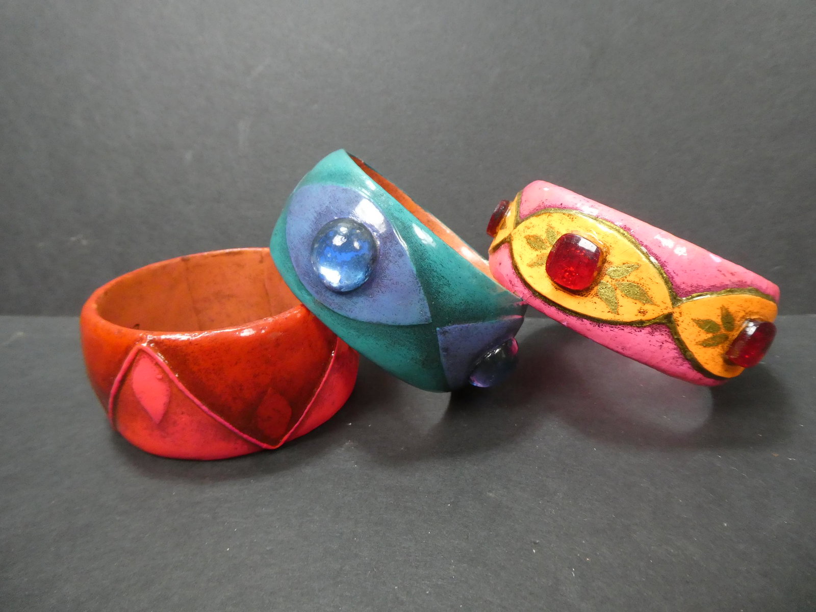 Lot 3 Paper Mache Capistrano & Horacio Bangle Bracelets: Lot 3 Paper Mache Capistrano & Horacio Bangle Bracelets. Measurements in inches: 3 diameter Condition:Good with no problems Shipping:We offer in-house shipping. Item(s) will be packed after invoice is