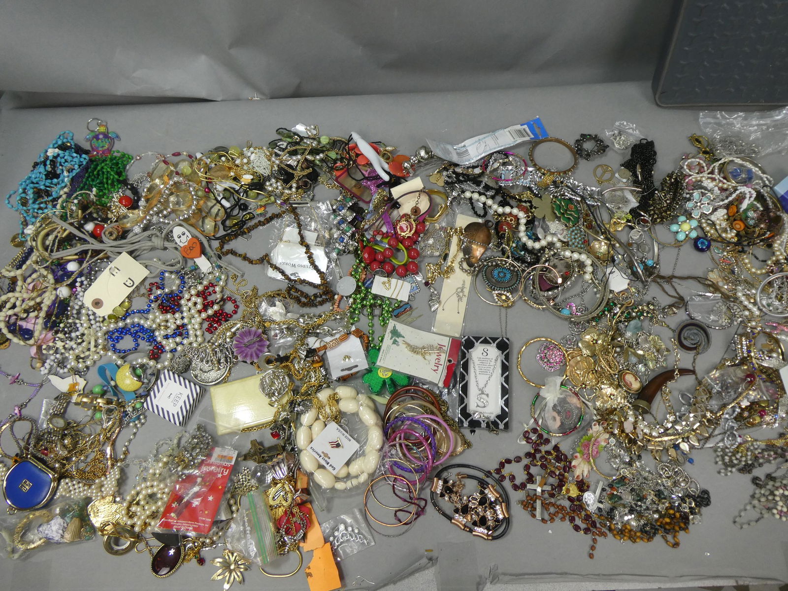 Huge Lot Assorted Jewelry 23 lbs Ring Pins Earrings etc (1 of 19)