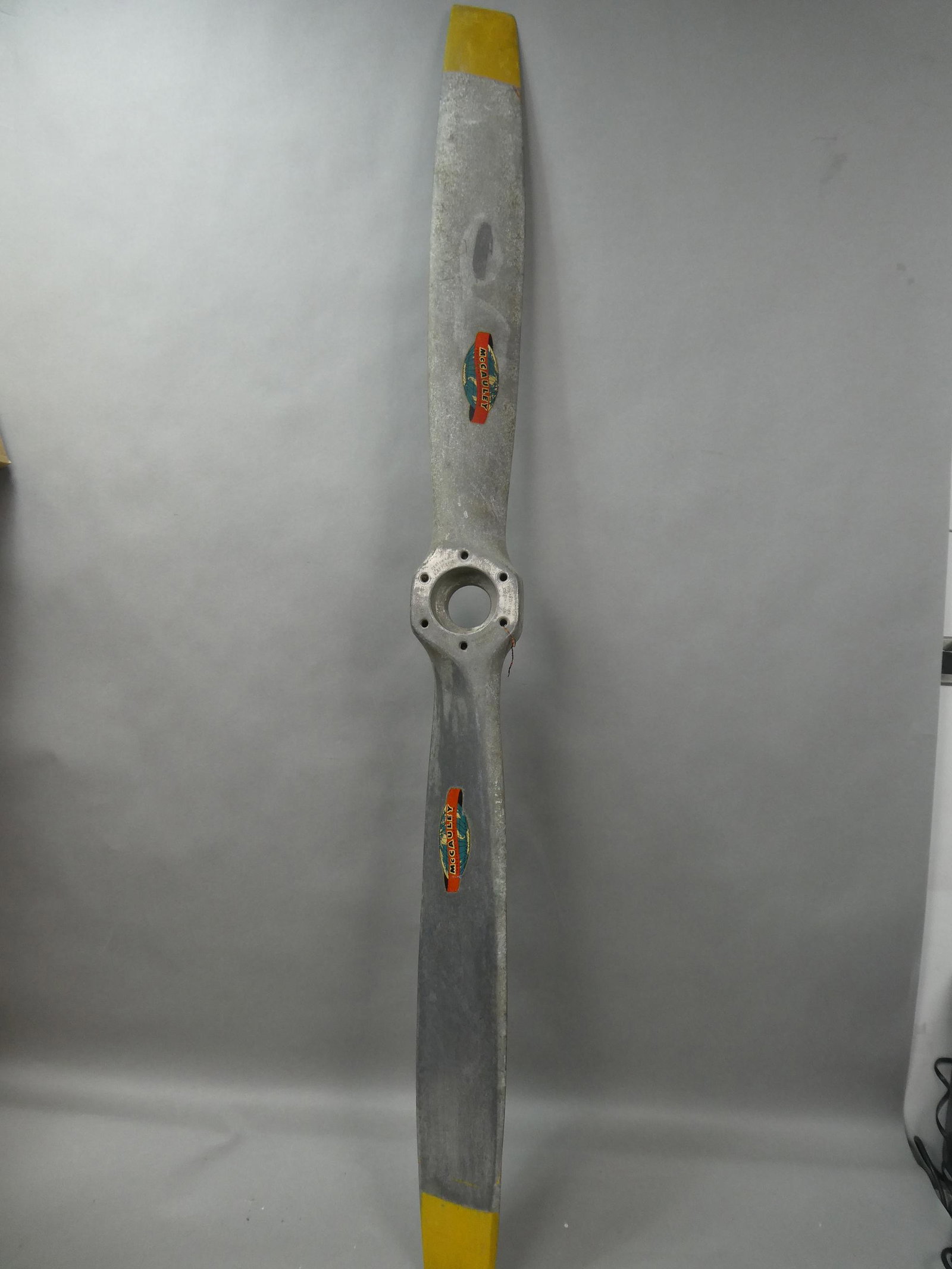 Mccauley Met-L-Prop Aluminum Airplane Propeller CM6464: Mccauley Met-L-Prop Aluminum Airplane Propeller CM6464, 85 hp 2600 rpm. Measurements in inches: 64 long Condition:Mild wear with age. Decals in nice condition Shipping:We offer in-house shipping. Item
