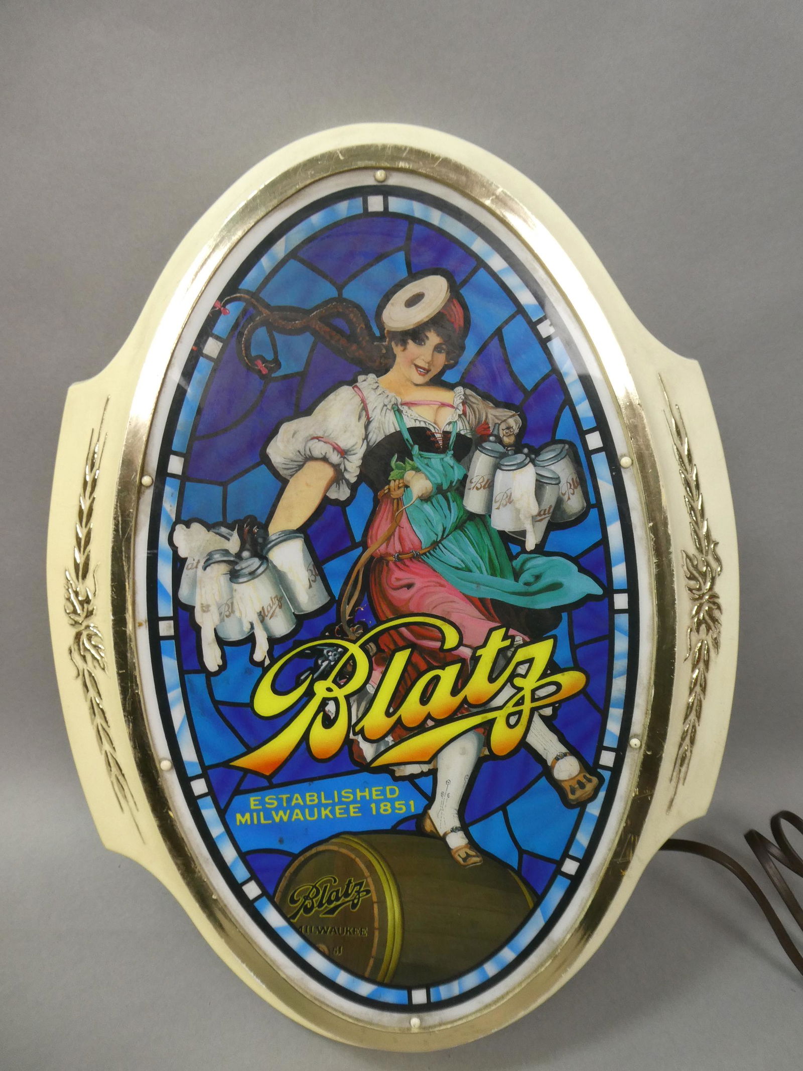 Vintage Blatz Beer Light up Plastic Wall Sign: Vintage Blatz Beer Light up Plastic Wall Sign. Measurements in inches: 19 x 14 Condition:Does not light up, has some rubbing Shipping:We offer in-house shipping. Item(s) will be packed after invoice i