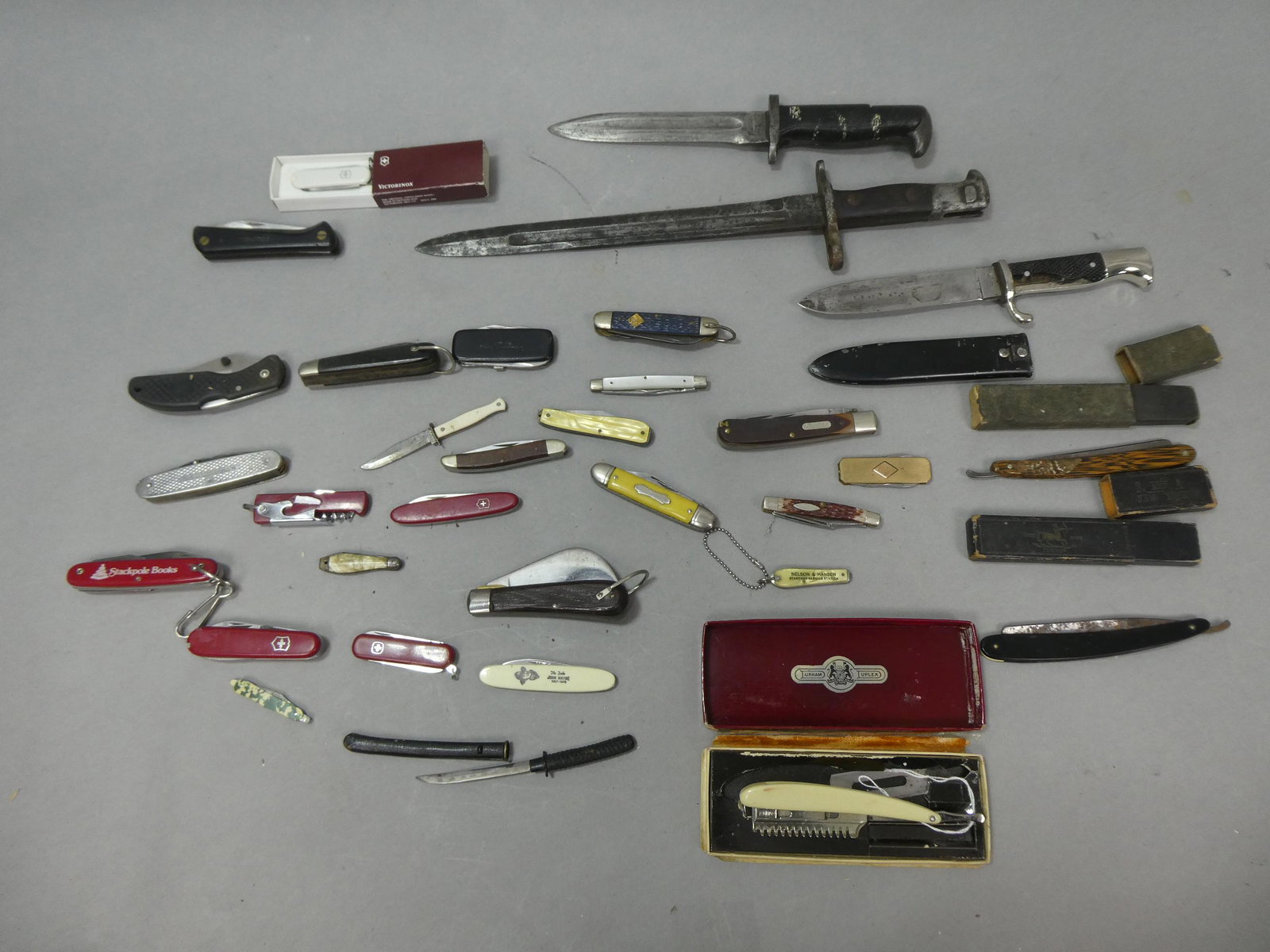 Lot 30 Old Assorted Knives Bayonet Folding Pocket et: Lot 30 Vintage Assorted Knives Bayonet Folding Pocket et. Condition:As found, sold as is Shipping:We offer in-house shipping. Item(s) will be packed after invoice is paid and shipping charge will be i