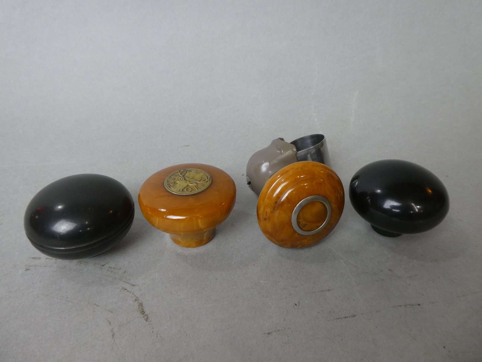 Lot 4 1940's Steering Wheel Gear Shift Bakelite Knobs: Lot 4 1940's Steering Wheel Gear Shift Bakelite Knobs. Measurements in inches: 2 across Condition:Good with no problems Shipping:We offer in-house shipping. Item(s) will be packed after invoice is pai