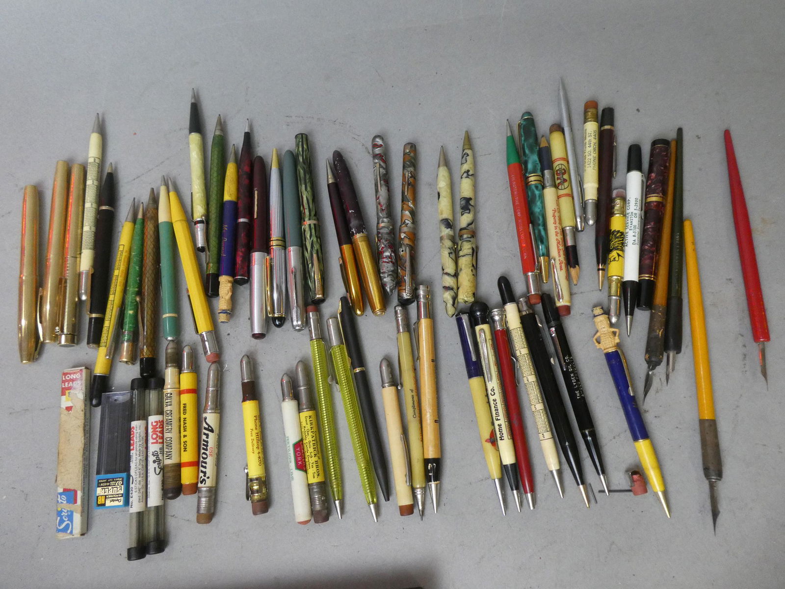 Lot 55 Vintage Fountain BallPoint Pens Pencils 12k Gold: Lot 55 Vintage Fountain BallPoint Pens and pencils including Shaeffer 12k Gold Fill, Advertising, My Peanut, Standard Gas etc. Condition:Normal wear with age and use Shipping:We offer in-house shippin