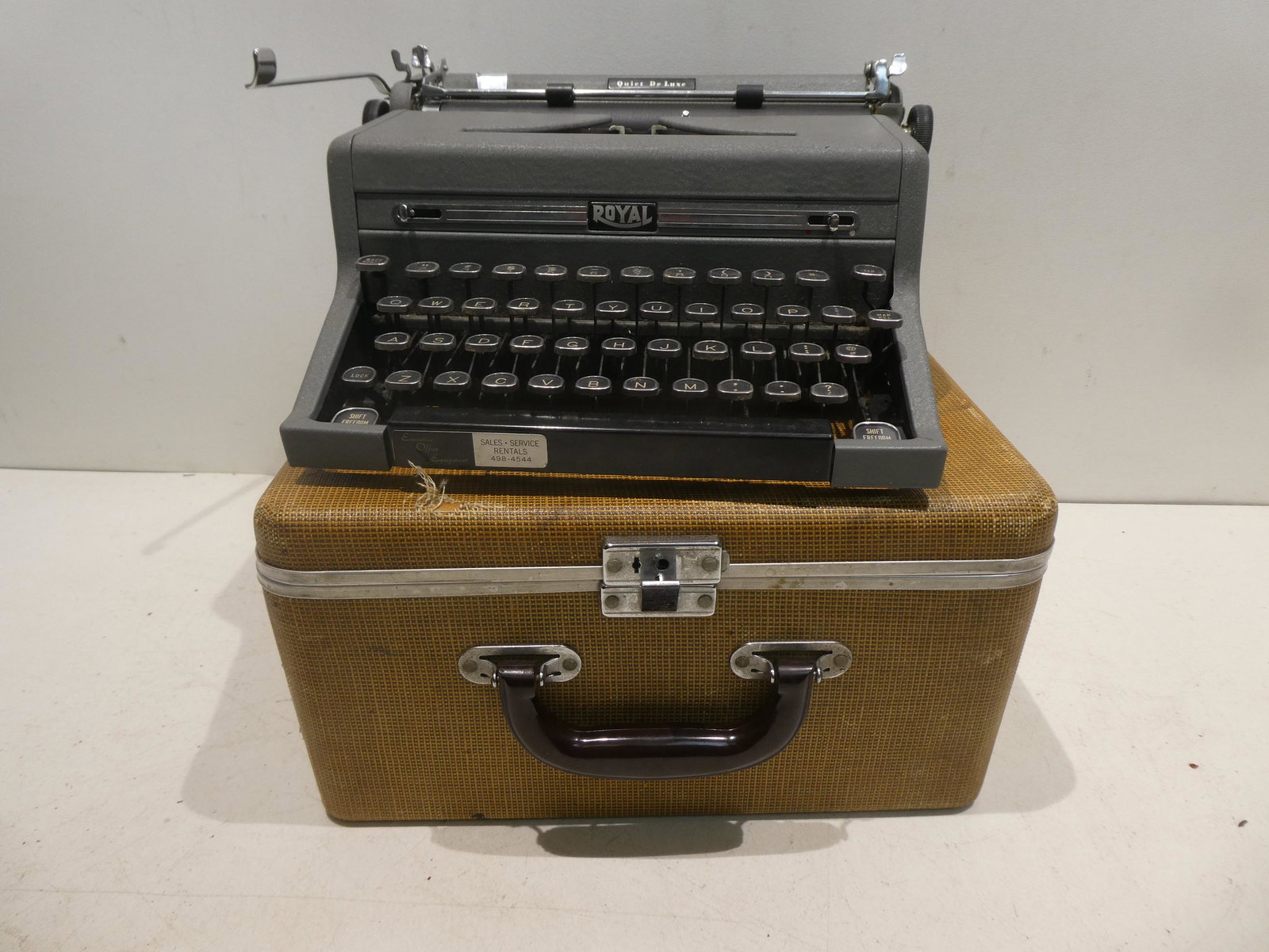 50's Royal Quiet Deluxe Magic Margin Typewriter: 50's Royal Quiet Deluxe Magic Margin Typewriter with carrying case. Measurements in inches: 13 x 11 x 6 Condition:Some mild wear to case Shipping:We offer in-house shipping. Item(s) will be packed aft