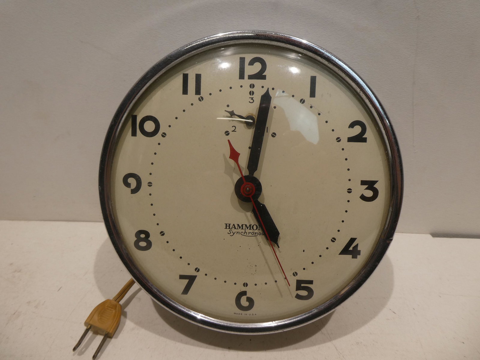 Art Deco Hammond Round Hampton Synchronous Wall Clock: Art Deco Hammond Round Hampton Synchronous Wall Clock. Measurements in inches: 7 1/2 diameter Condition:Has small ding on rim. Works Shipping:We offer in-house shipping. Item(s) will be packed after i