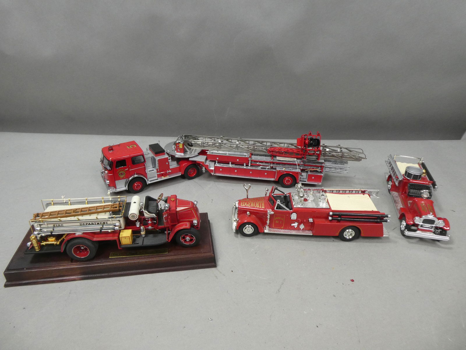 Lot 4 Die Case Fire Engine Trucks Ertle Franklin Mint: Lot 4 Die Case Fire Engine Trucks including Ertle 1955 Ward Lafrange Pumper Truck, Ertl 1928 Seagrave, Franklin Mint 1963 Seagrave and Danbury Mint 1926 Mack. Condition:Mack has a broken wheel Shippin