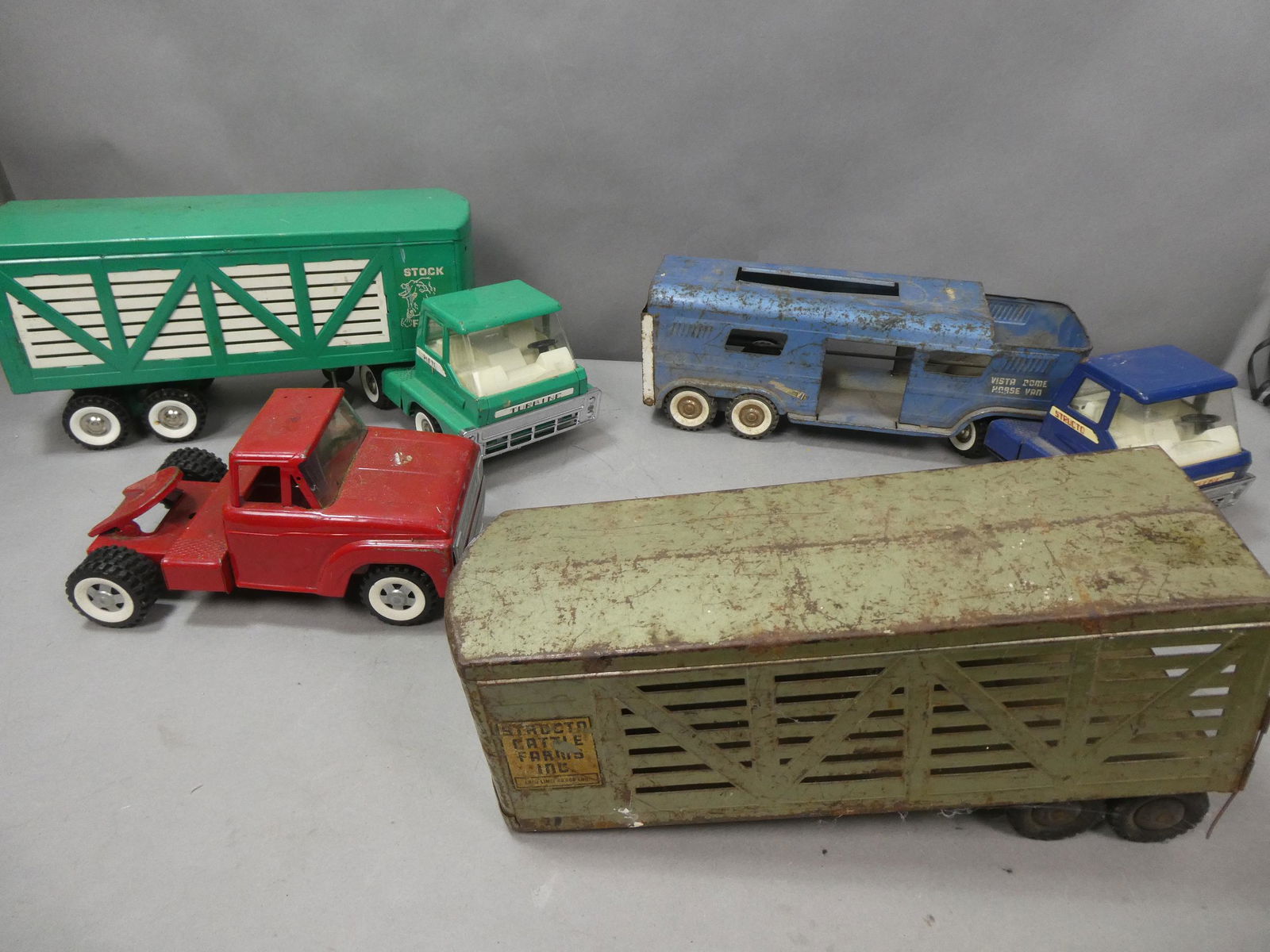 Lot 1950's Structo Truck & Trailers Stock & Cattle Farm: Lot 1950's Structo Truck & Trailers including Stock Farms set, Vista Dome Horse Van Set, Red Truck and Cattle Farms trailer. Condition:Normal wear with age and use Shipping:We offer in-house shipping.