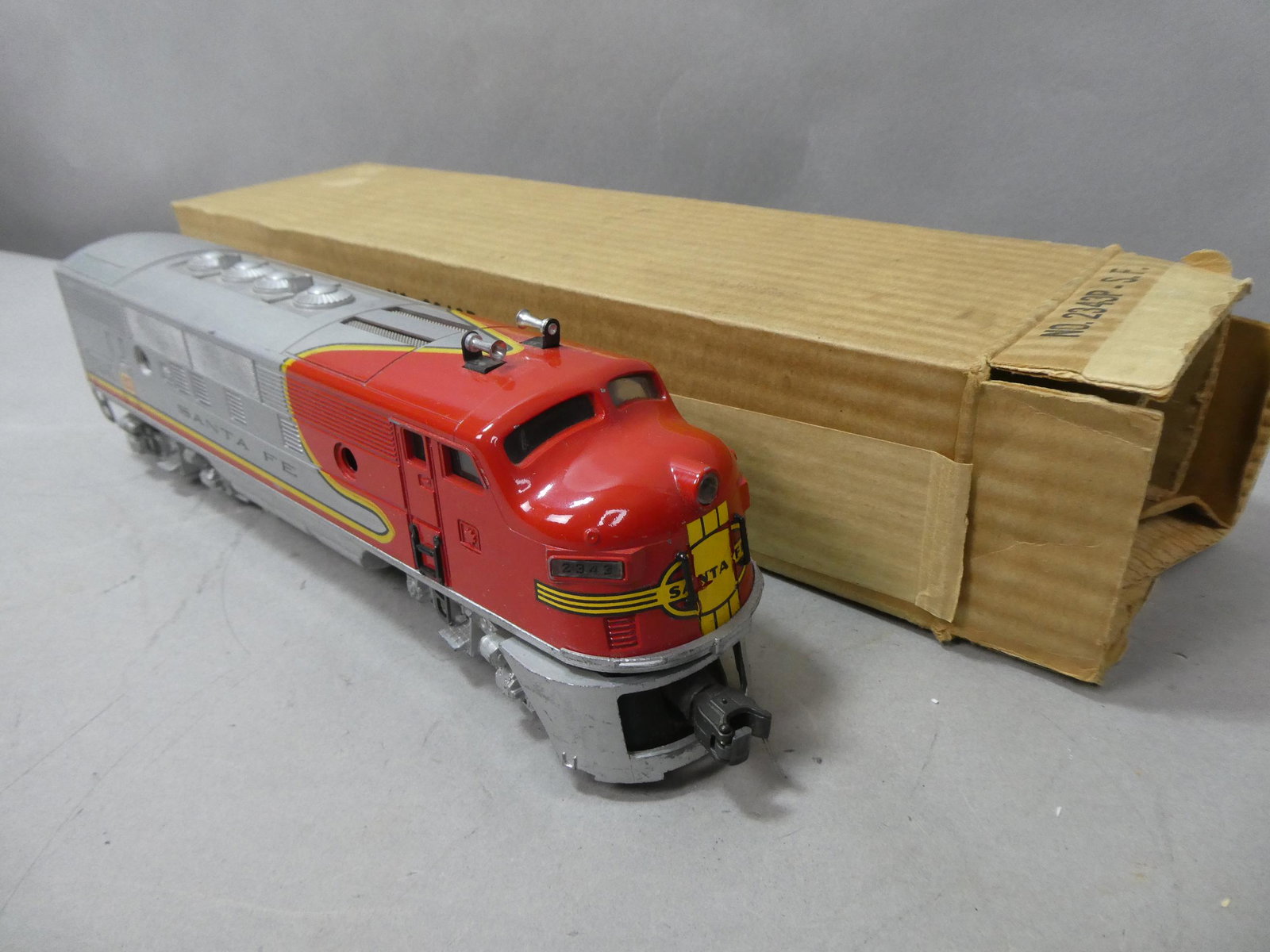 Lionel 2343P Sante Fe O Gauge Engine in Box: Lionel 2343P Sante Fe O Gauge Engine in Box. Condition:Not tested, Wheels turn freely. Has light wear and scratches Shipping:We offer in-house shipping. Item(s) will be packed after invoice is paid an