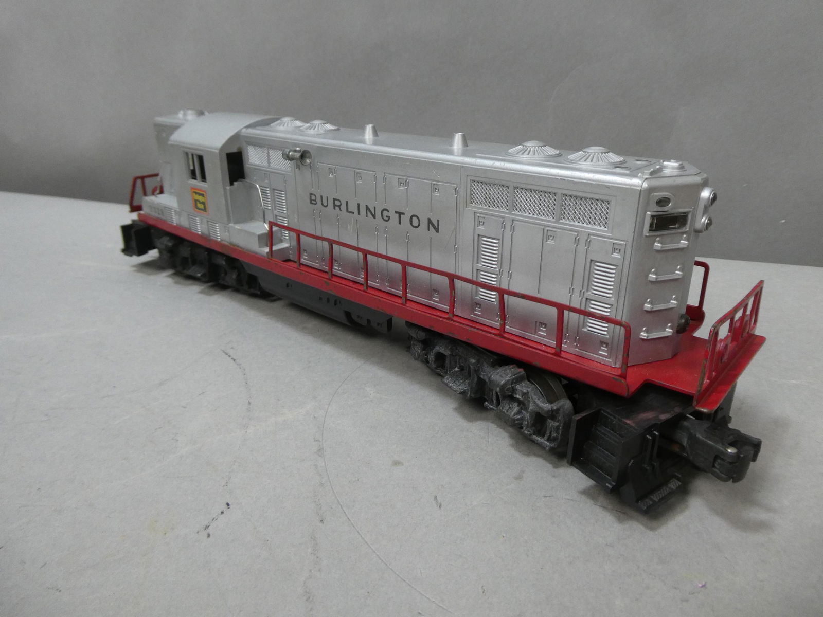 Lionel 2328 Burlington O Gauge Train Engine: Lionel 2328 Burlington O Gauge Train Engine. Condition:Untested, Wheels turn freely, shows some wear with age Shipping:We offer in-house shipping. Item(s) will be packed after invoice is paid and ship