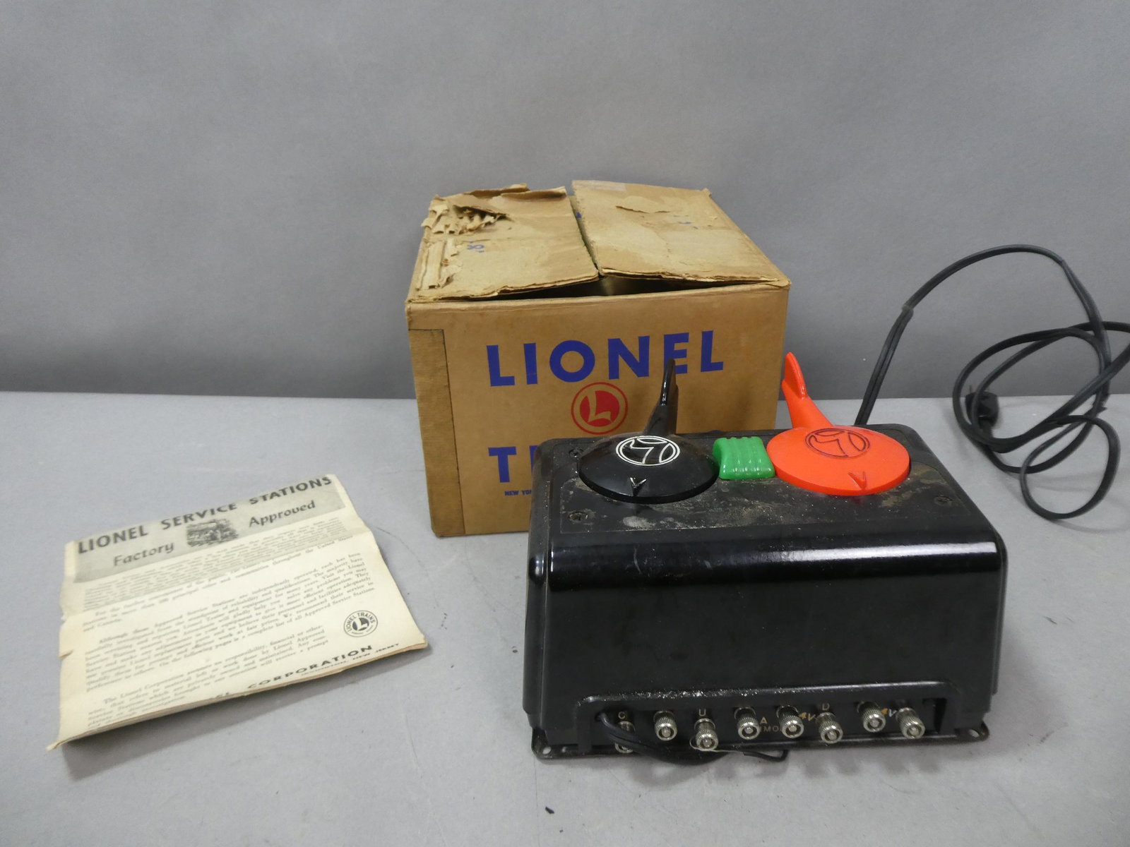 Lionel Type TW Trainmaster Transformer in Box: Lionel Type TW Trainmaster Transformer in Box with some papers. Condition:Not tested, Needs a new power chord. Box shows wear Shipping:We offer in-house shipping. Item(s) will be packed after invoice 