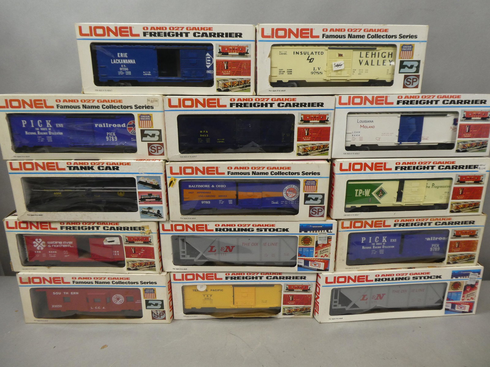 Lot 14 027 Lionel Gauge 1980's Assorted Cars in Boxes: Lot 14 027 Gauge 1980's Assorted Train Cars in Boxes including 9789 picker, 6-9444 Louisianan Midland Boxcar, 6-9726 Erie Lackawanna boxcar, 6-6111 L&N covered hopper, 9458 TPW, 6-9788 Lehigh Valley b