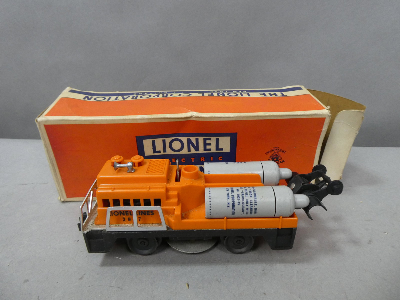 Early Lionel 3927 Track Cleaning Car in Box: Early Lionel 3927 Track Cleaning Car in Box. Condition:Used, shows wear, not tested. Box inner flap is loose Shipping:We offer in-house shipping. Item(s) will be packed after invoice is paid and shipp