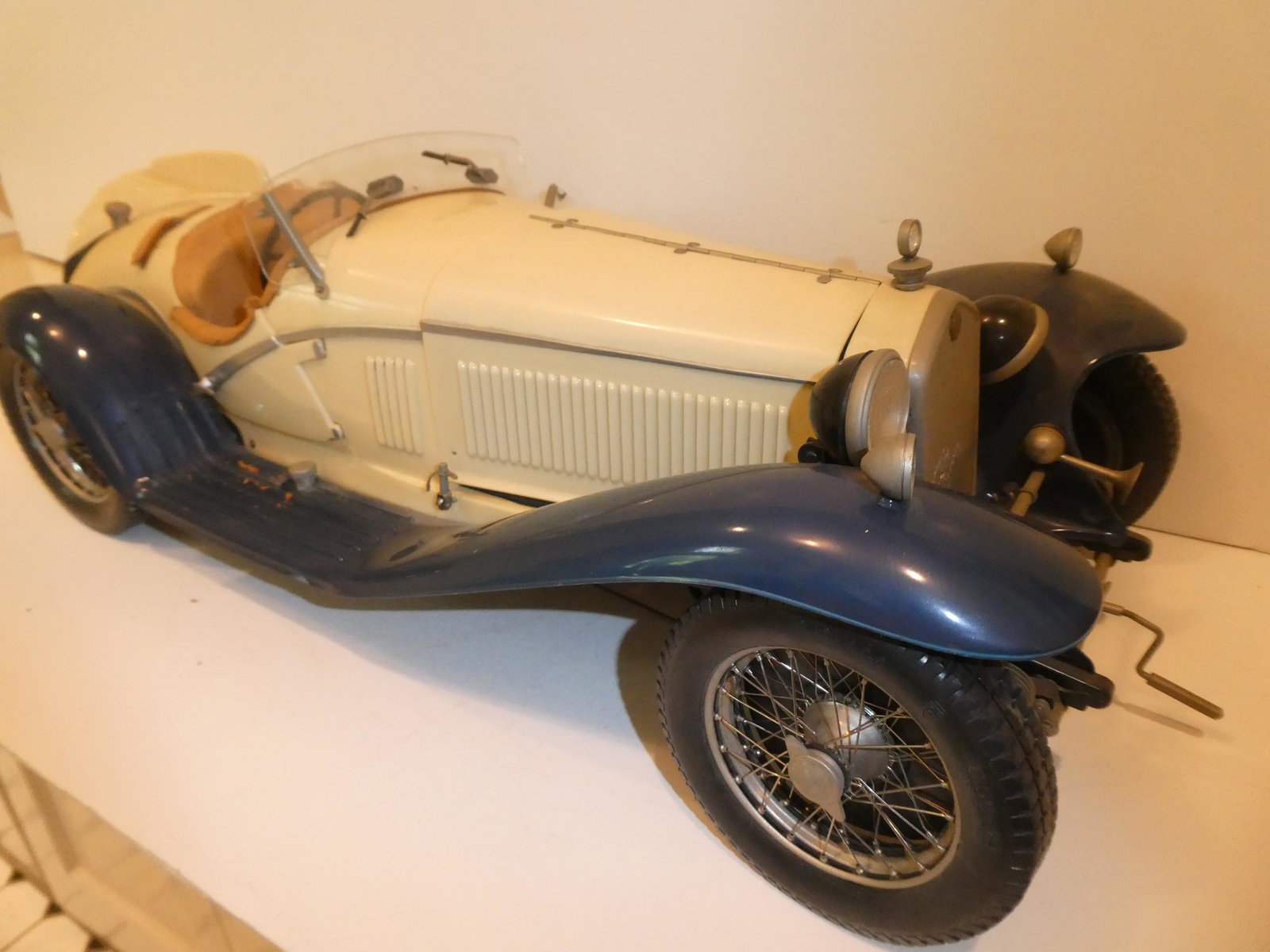 Pocher Alpha Romero Spyder Built Scale Model: Pocher Alpha Romero Spyder Built Scale Model. Measurements in inches: 20 long Condition:Has broken door hinges some loose parts Shipping:We offer in-house shipping. Item(s) will be packed after invoic
