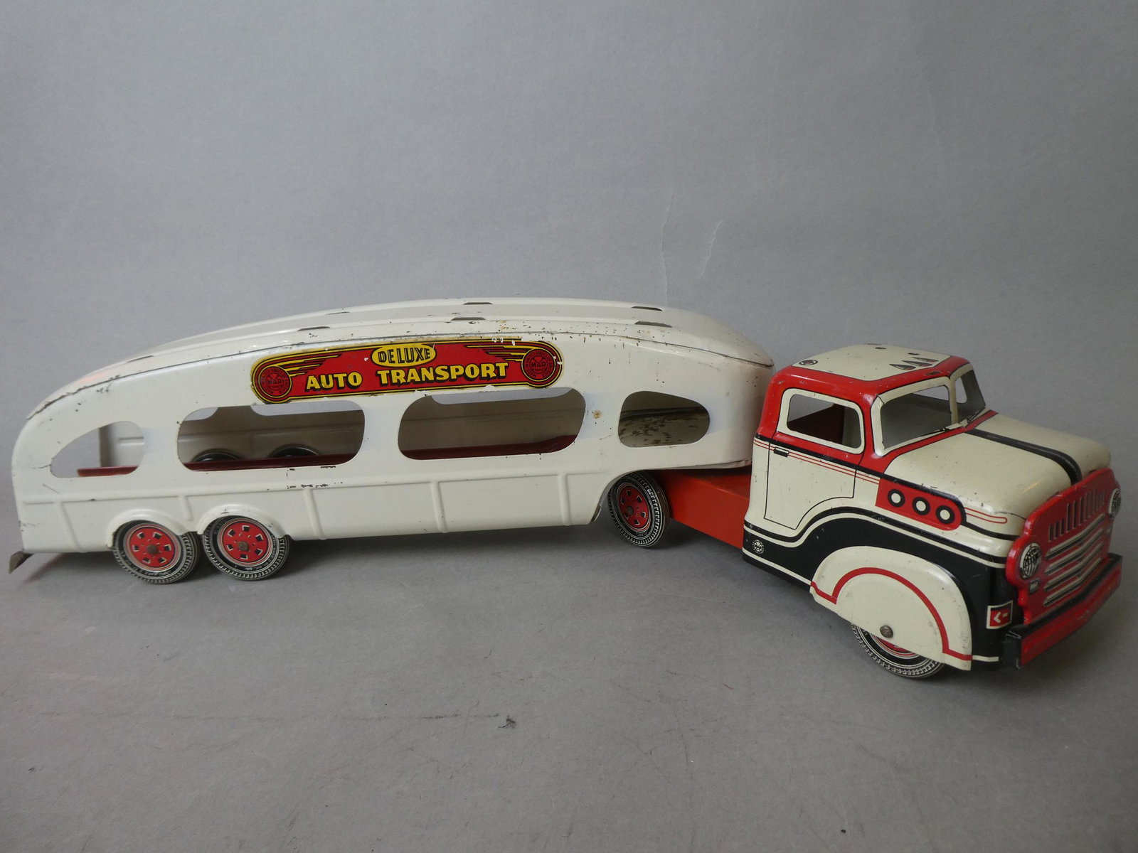 1950's Marx Pressed Steel Deluxe Auto Transport: 1950's Marx Pressed Steel Deluxe Auto Transport. Measurements in inches: 22 1/2 long Condition:No cars included, Light scratches with age and use Shipping:We offer in-house shipping. Item(s) will be p