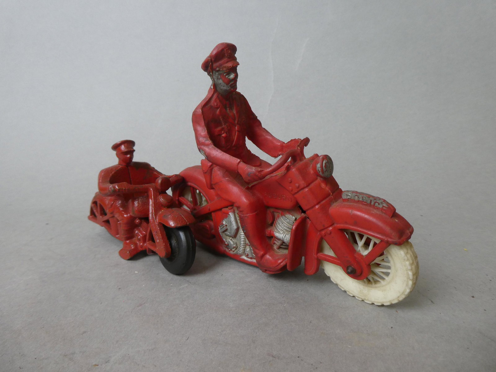 Lot 2 Police Motorcycles Hubley Cast Iron Auburn Rubber: Lot 2 Police Motorcycles including a 1930's Hubley and a 1950 Auburn rubber. Measurements in inches: 4 1/4 and 6 1/4 long Condition:Normal wear with age and use Shipping:We offer in-house shipping. It