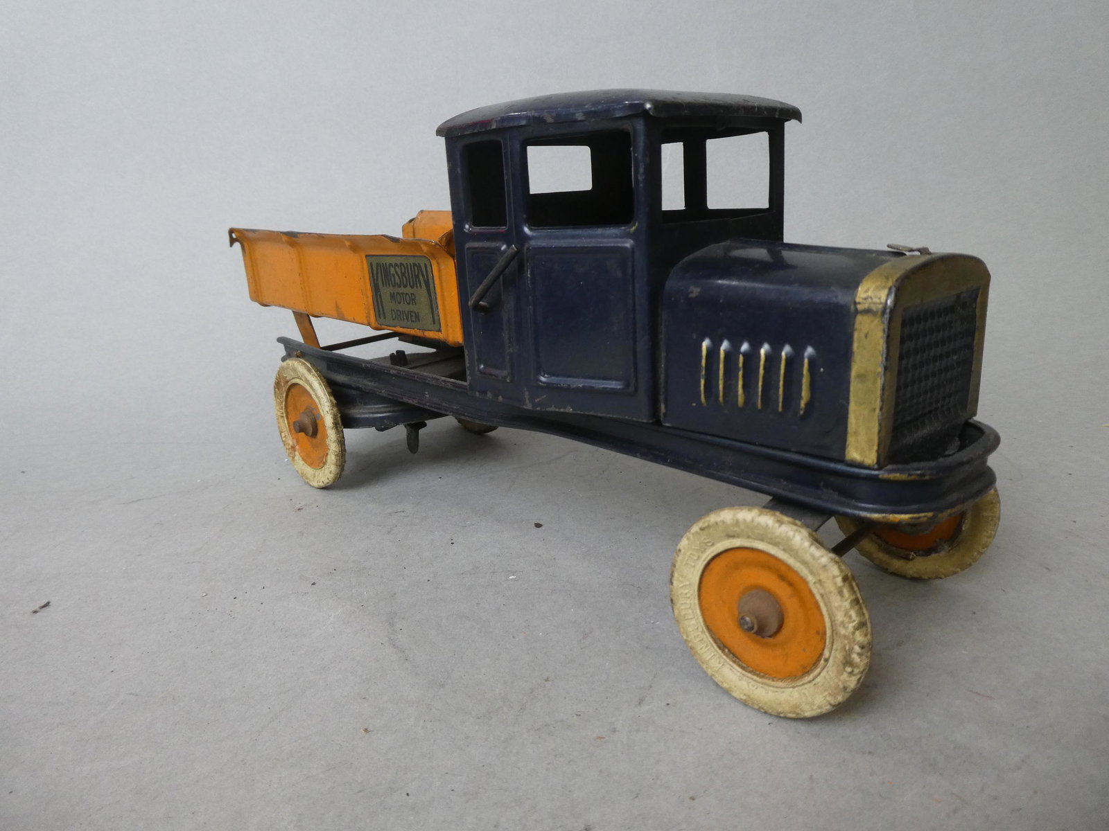 1930's Metal Kingsbury Motor Driven Wind-Up Dump Truck: 1930's Metal Kingsbury Motor Driven Wind-Up Dump Truck. Measurements in inches: 10 1/2 long Condition:Normal wear with age and use, wind up does not work Shipping:We offer in-house shipping. Item(s) w
