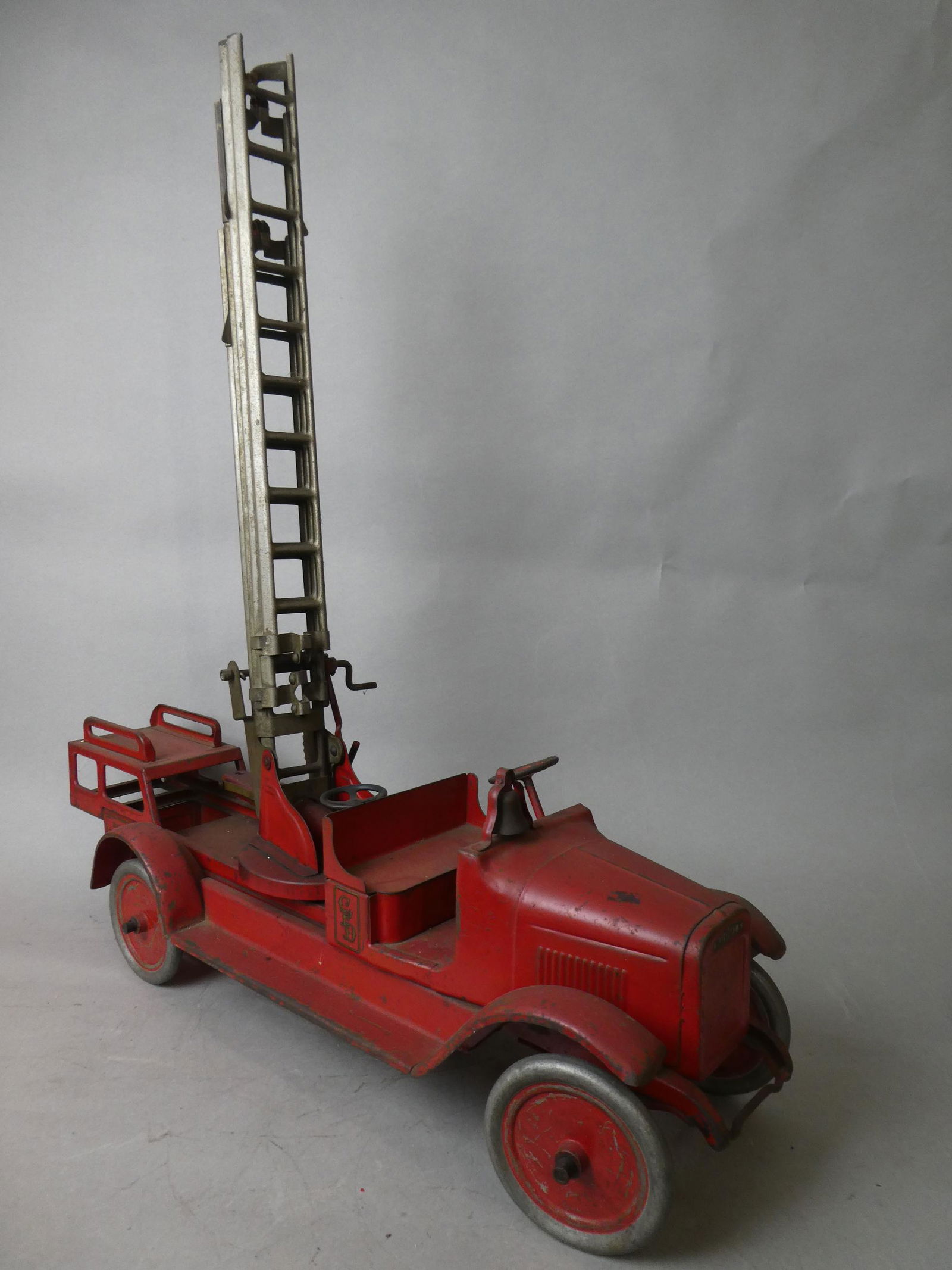 1920's Pressed Steel Buddy L Aerial Ladder Fire Truck: 1920's Pressed Steel Buddy L Aerial Ladder Fire Truck. Measurements in inches: 40 long Condition:Show wear and pitting to paint with age and use Shipping:We offer in-house shipping. Item(s) will be pa