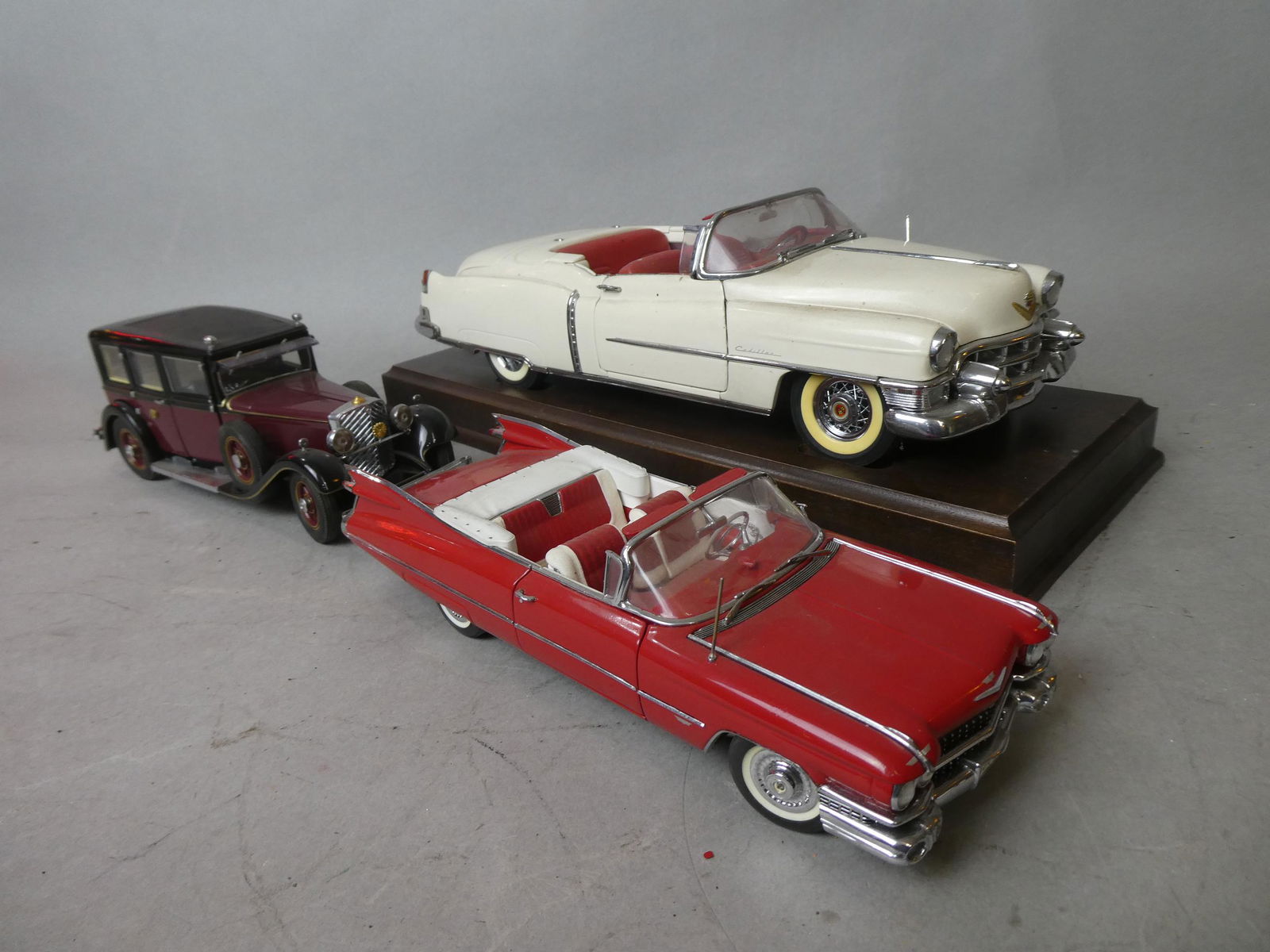 Lot 3 Die Cast Danbury & Franklin Mint Cars Cadillac et: Lot 3 Die Cast Danbury & Franklin Mint Cars including Danbury Mint 1953 Cadillac Eldorado, Franklin Mint 1959 Cadillac and Franklin Mint 1935 Mercedes Benz 770 Emperor Hirohito limo. Measurements in i