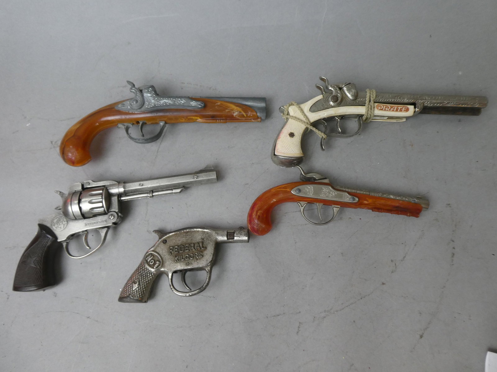 Lot 5 Cap Guns Kilgore Federal No 13 Pirate & Corbel: Lot 5 Cap Guns Kilgore Federal No 13 Pirate & Corbel Buitre. Measurements in inches: 5 to 9 1/2 long Condition:Normal wear with age and use Shipping:We offer in-house shipping. Item(s) will be packed 