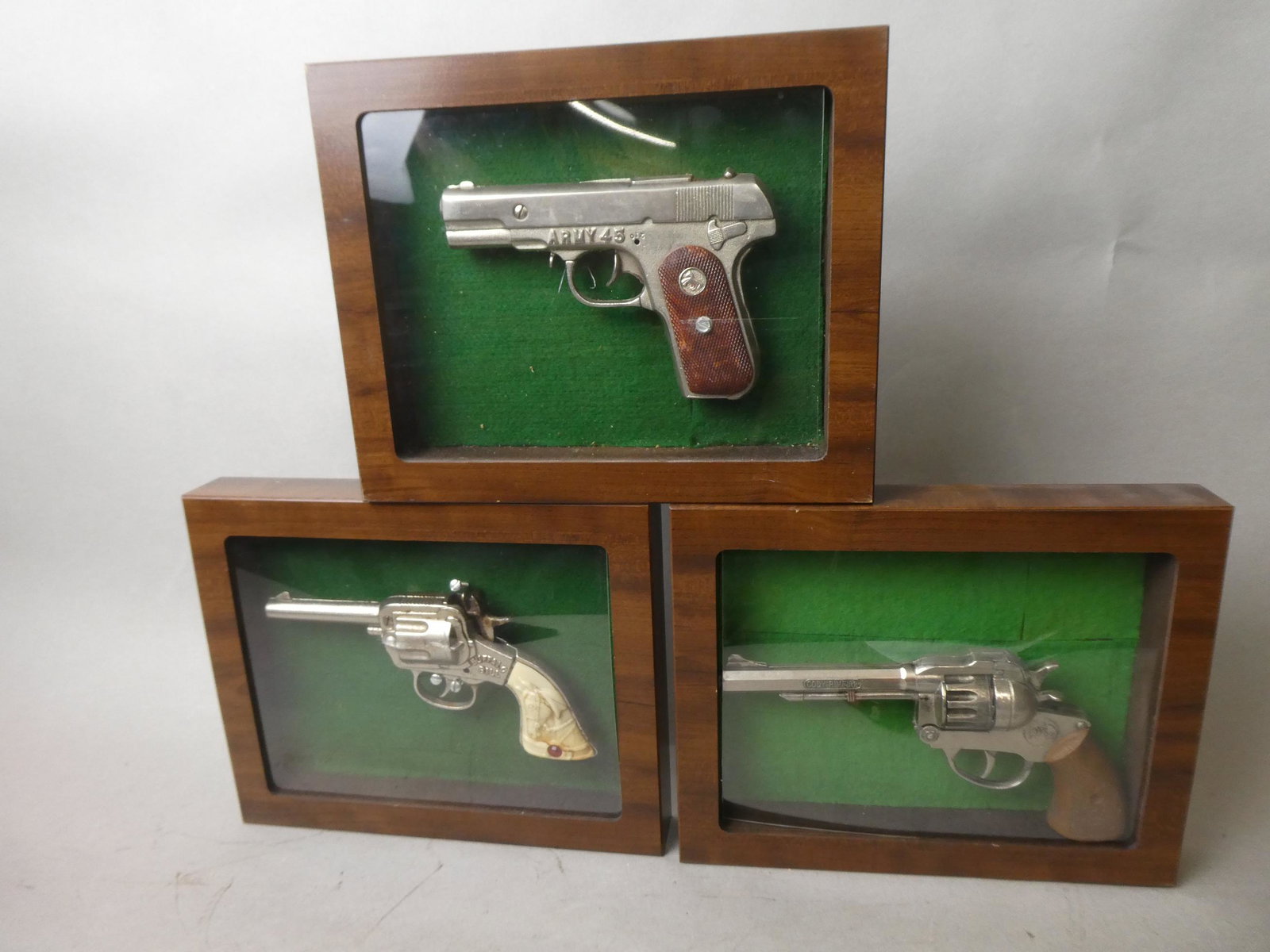 Lot 3 1950's Cap Guns in Displays Cody Rimfire Army 45: Lot 3 1950's Cap Guns in Displays including Coibel Cody Rimfire, Army 45 and a Buffalo Bill. Measurements in inches: around 7 long Condition:Normal wear with age and use, all fire Shipping:We offer in