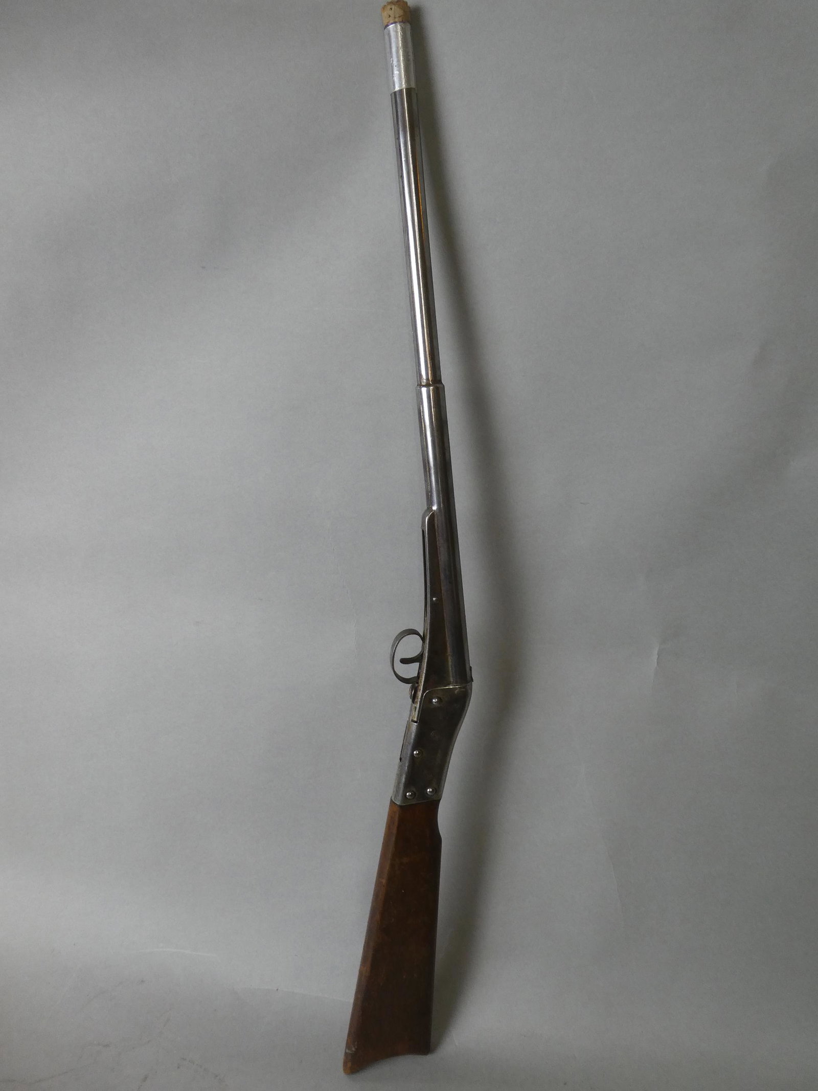 Patent 1908 Daisy Single Nickel & Wood BB Gun: Patent 1908 Daisy Single Nickel & Wood BB Gun. Measurements in inches: 31 long Condition:Does not fire, Normal wear with age and use Shipping:We offer in-house shipping. Item(s) will be packed after i
