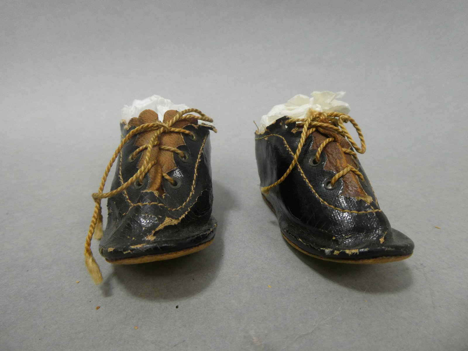 Antique Black & Brown Leather Doll Shoes: Antique Black & Brown Leather Doll Shoes. Measurements in inches: 3 long Condition:Shows wear with age and use Shipping:We offer in-house shipping. Item(s) will be packed after invoice is paid and shi