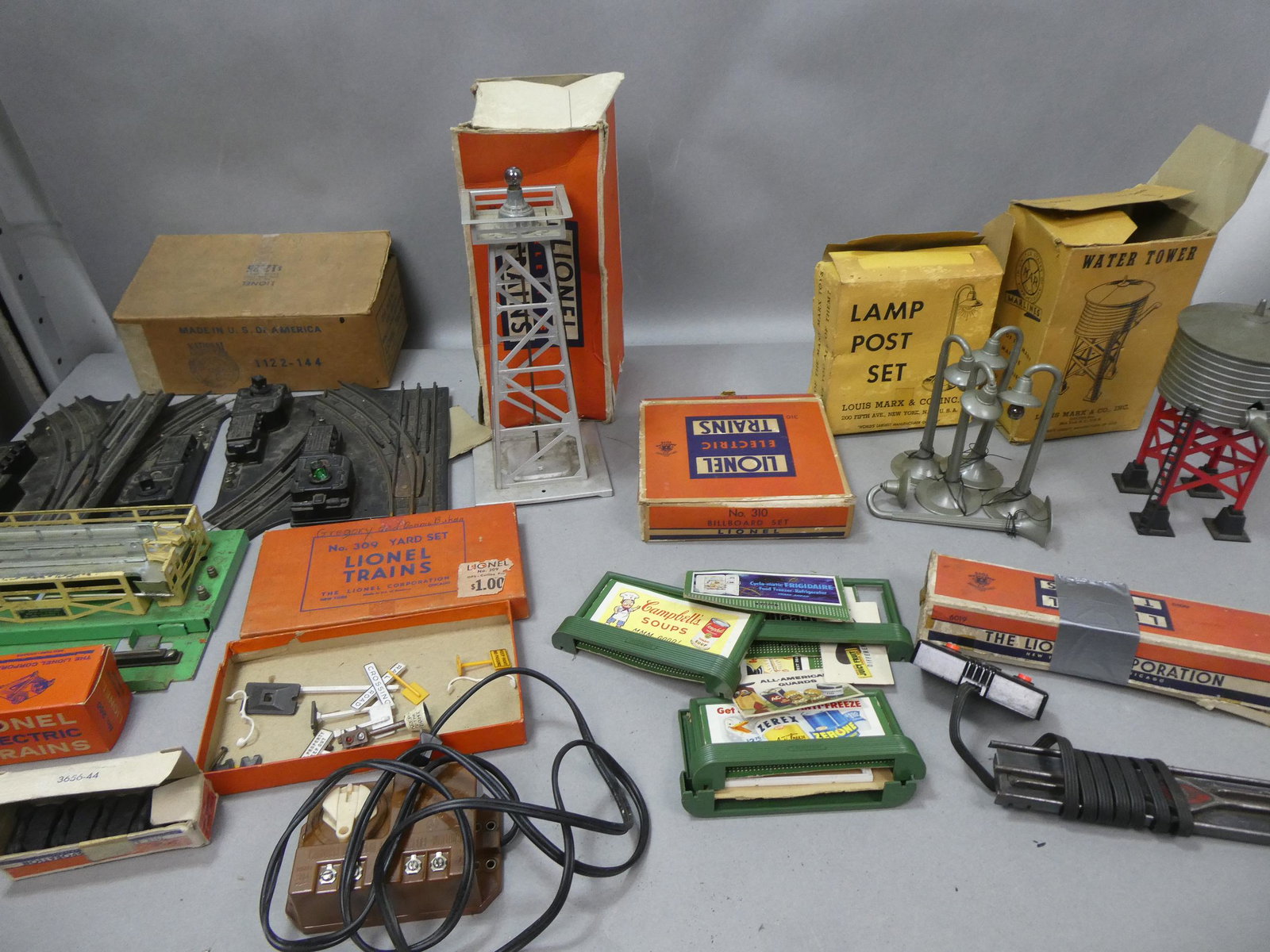 Lot Lionel & Marx O Gauge Assorted Accessories: Lot Lionel & Marx O Gauge Assorted Accessories including Marx water tower and lamp post set and Lionel 6109RC track set, 310 billboard set, 394 beacon, 309 yard set, 1122 027 switches, two 260 bumpers
