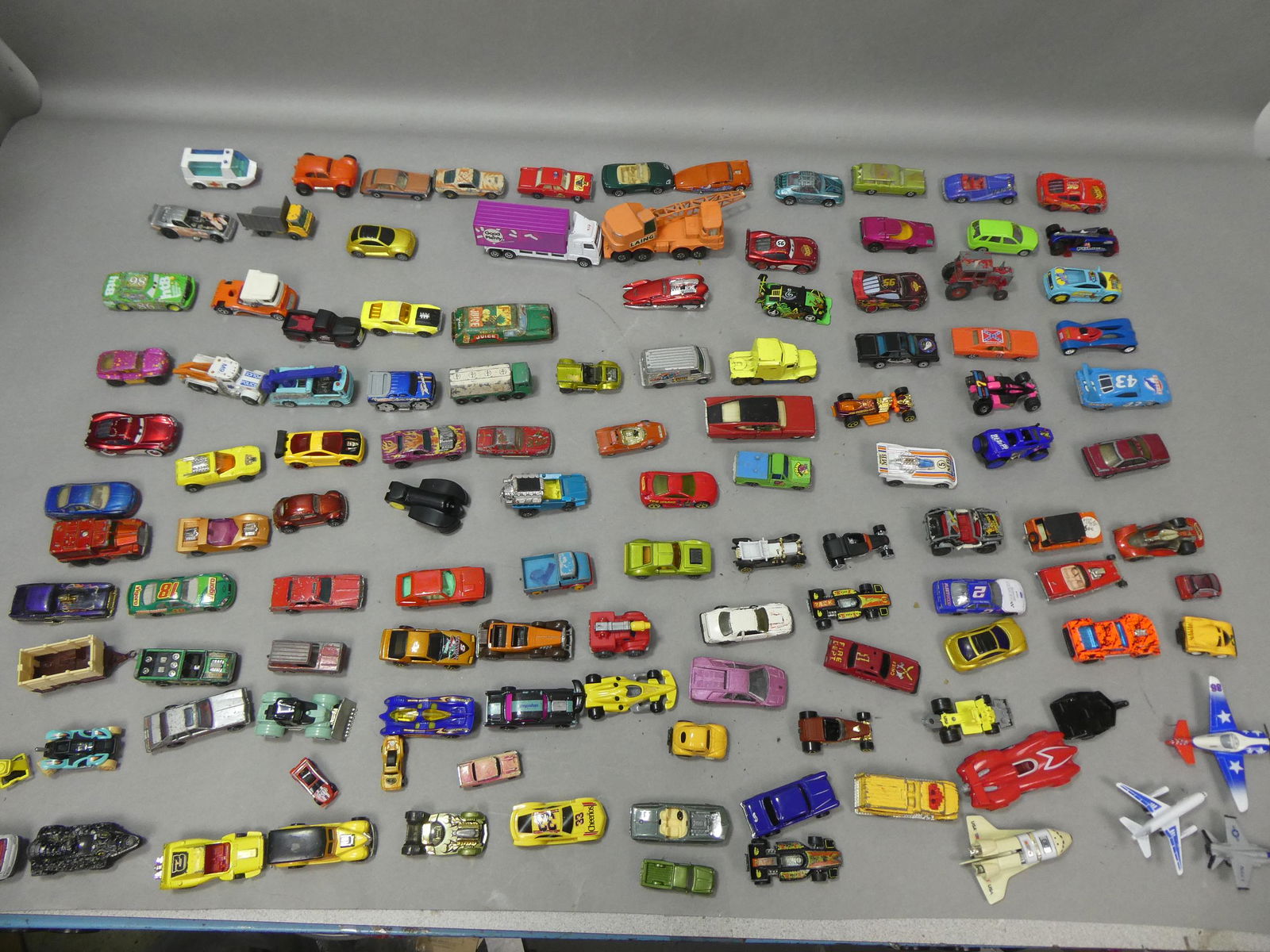 Lot 100+ Assorted Die Cast Cars Hot Wheels Matchbox etc: Lot 100+ Assorted Die Cast Cars Hot Wheels Matchbox etc. Condition:As found, sold as is Shipping:We offer in-house shipping. Item(s) will be packed after invoice is paid and shipping charge will be in