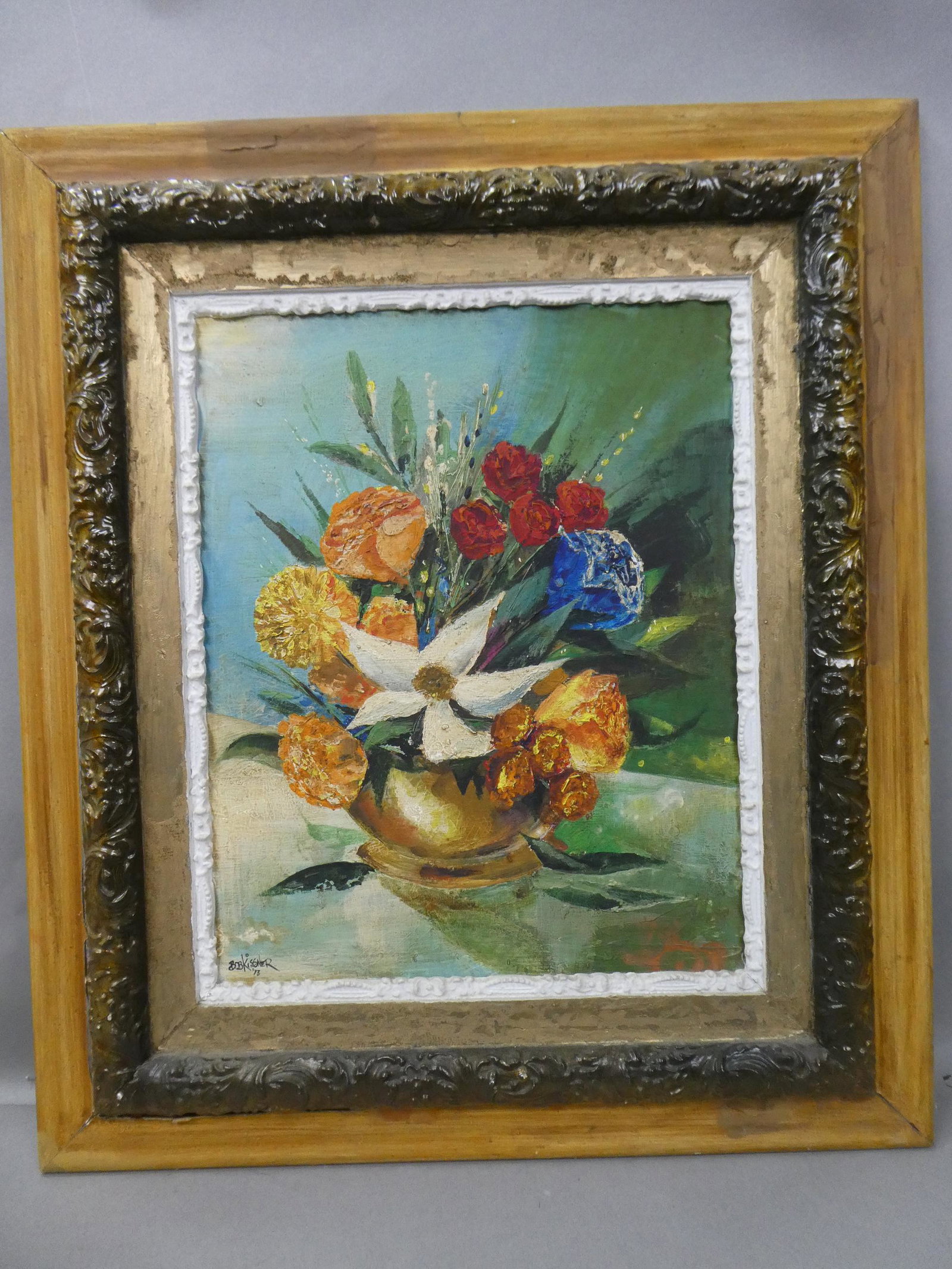 1973 Bob Kissner Signed Floral Still-Life Oil Painting: 1973 Bob Kissner Signed Floral Still-Life Oil Painting on board in frame. Signed lower left. Measurements in inches: 30 x 26, image: 19 x 15 1/2 Condition:Good with no problems Shipping:We offer in-ho