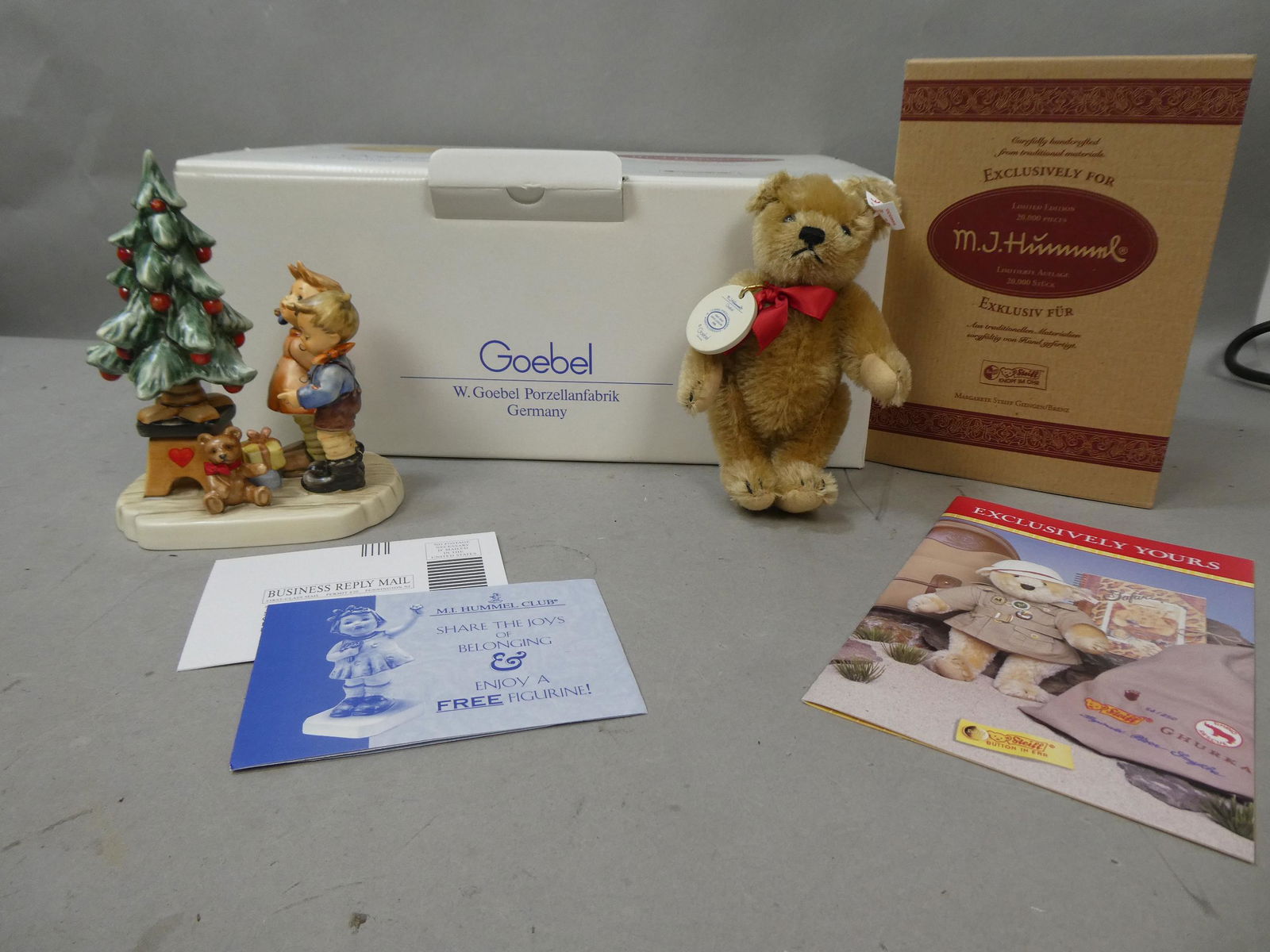 NEW Goebel Hummel Wonder of Christmas #2015 w/ Steiff Teddy Bear (1 of 9)