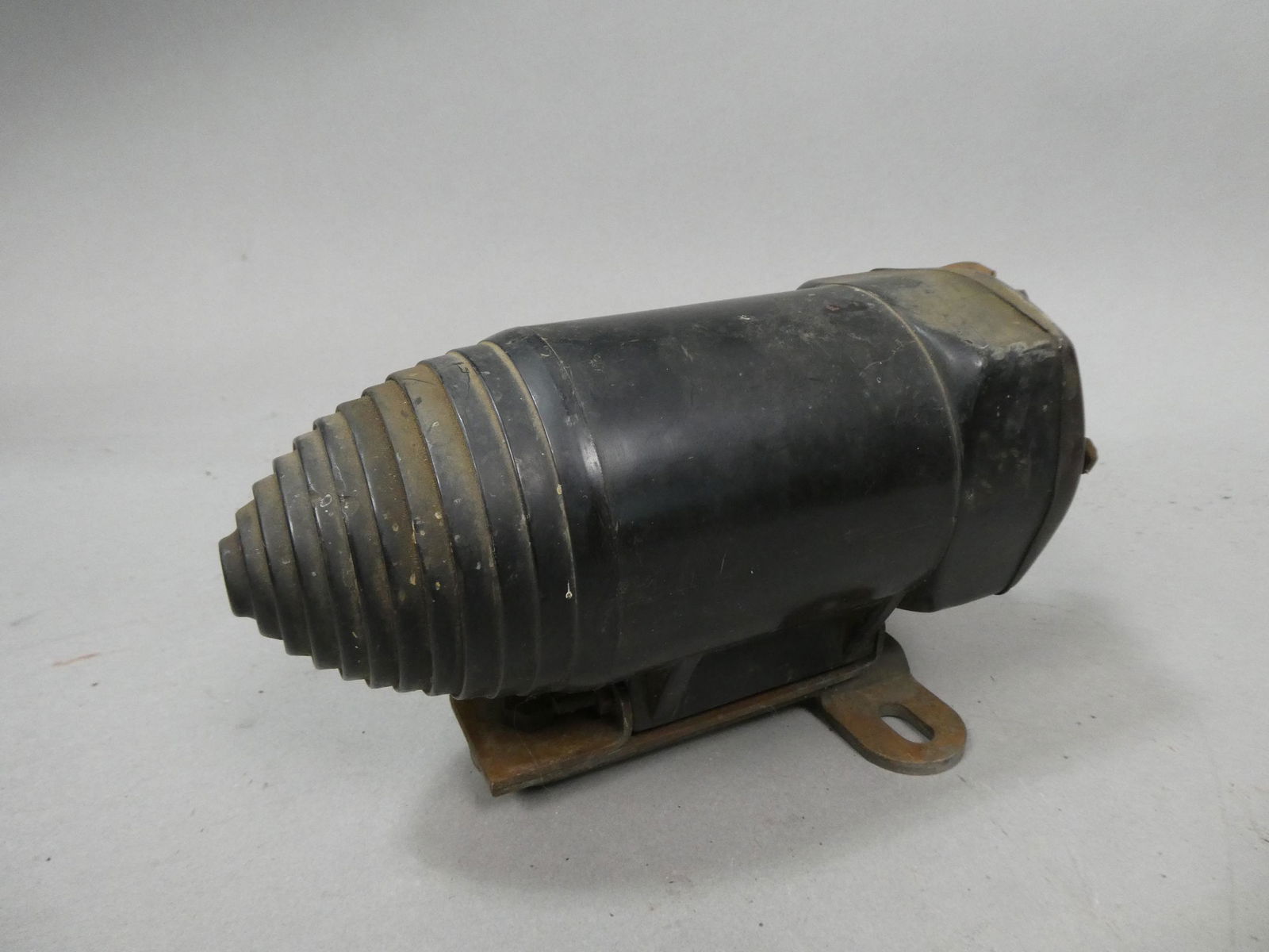 Antique Grigsby Bakelite Art Deco Auto Car Coil: Antique Grigsby Bakelite Art Deco Auto Car Coil. Measurements in inches: 9 long x 4 diameter Condition:As found, no cracks or chips to Bakelite Shipping:We offer in-house shipping. Item(s) will be pac