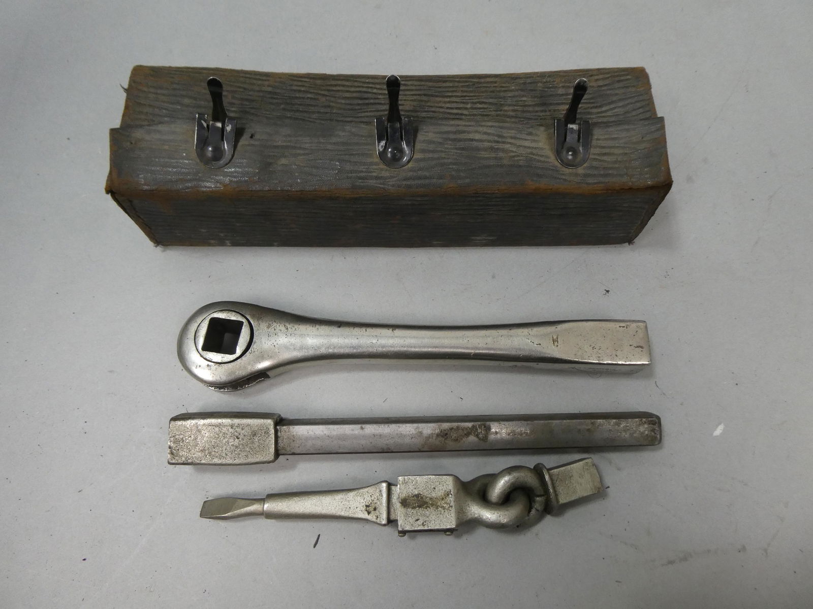 Antique Model T Era Syracuse Socket Wrench Set in Leather Case (1 of 8)